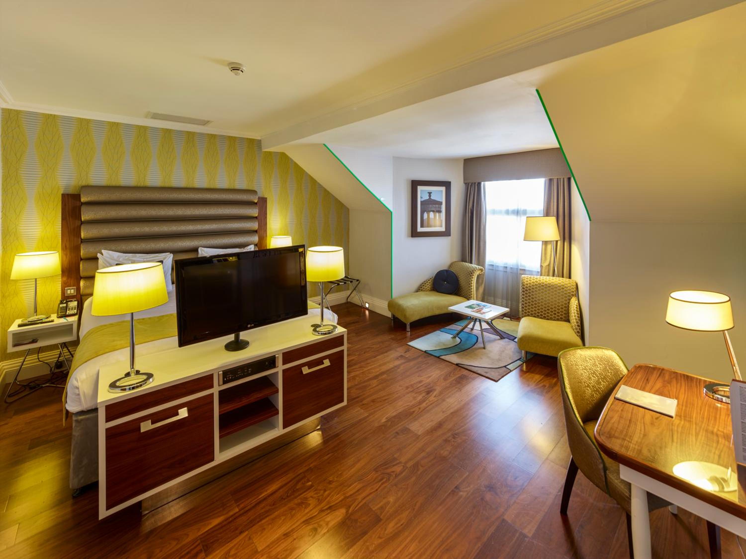 Premium King Room - Photo 2