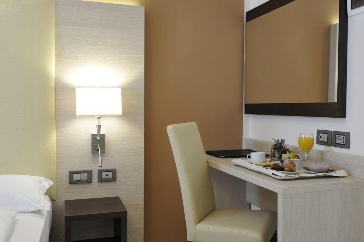 Double Room with Balcony - Photo 5