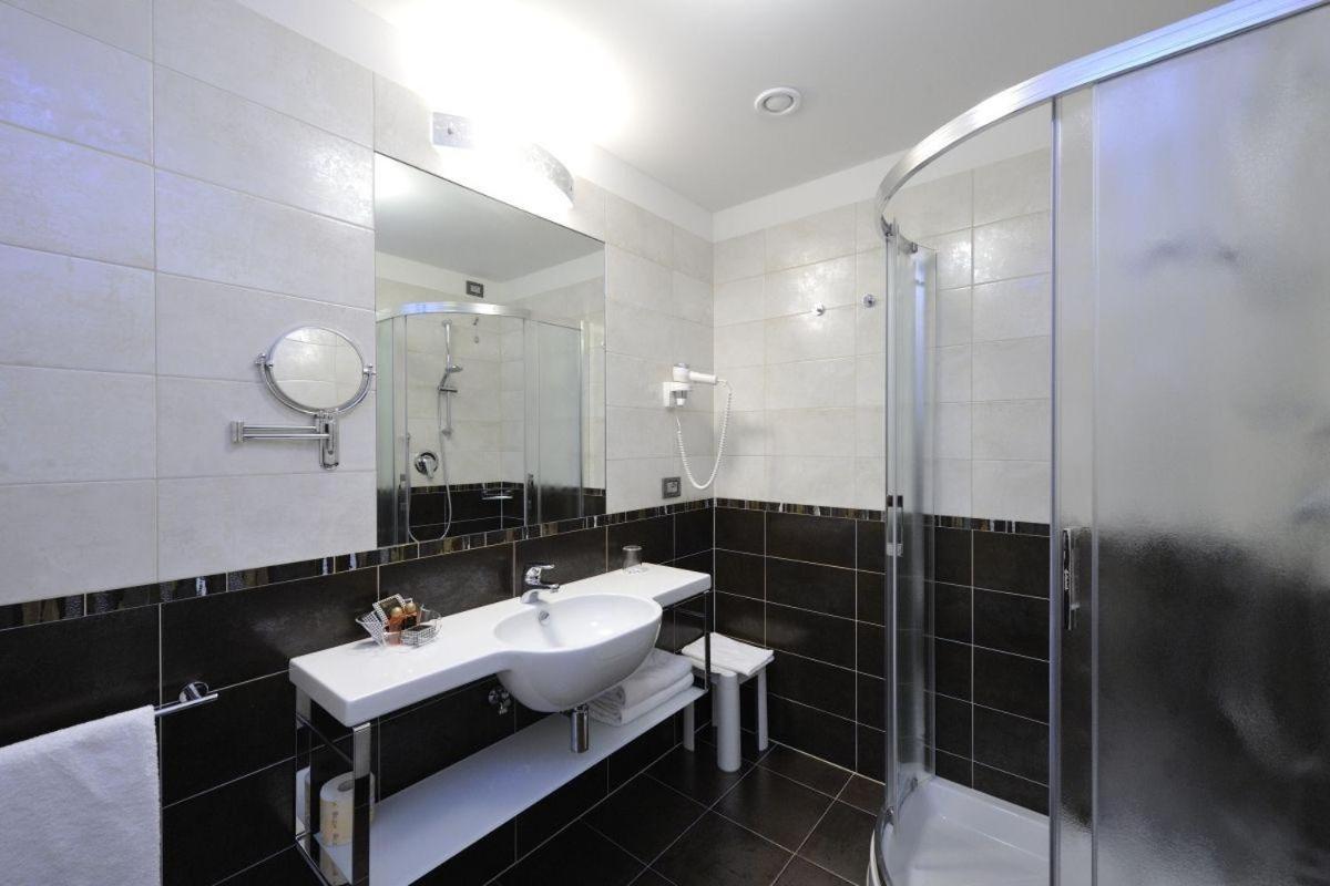 Double Room with Balcony - Photo 7