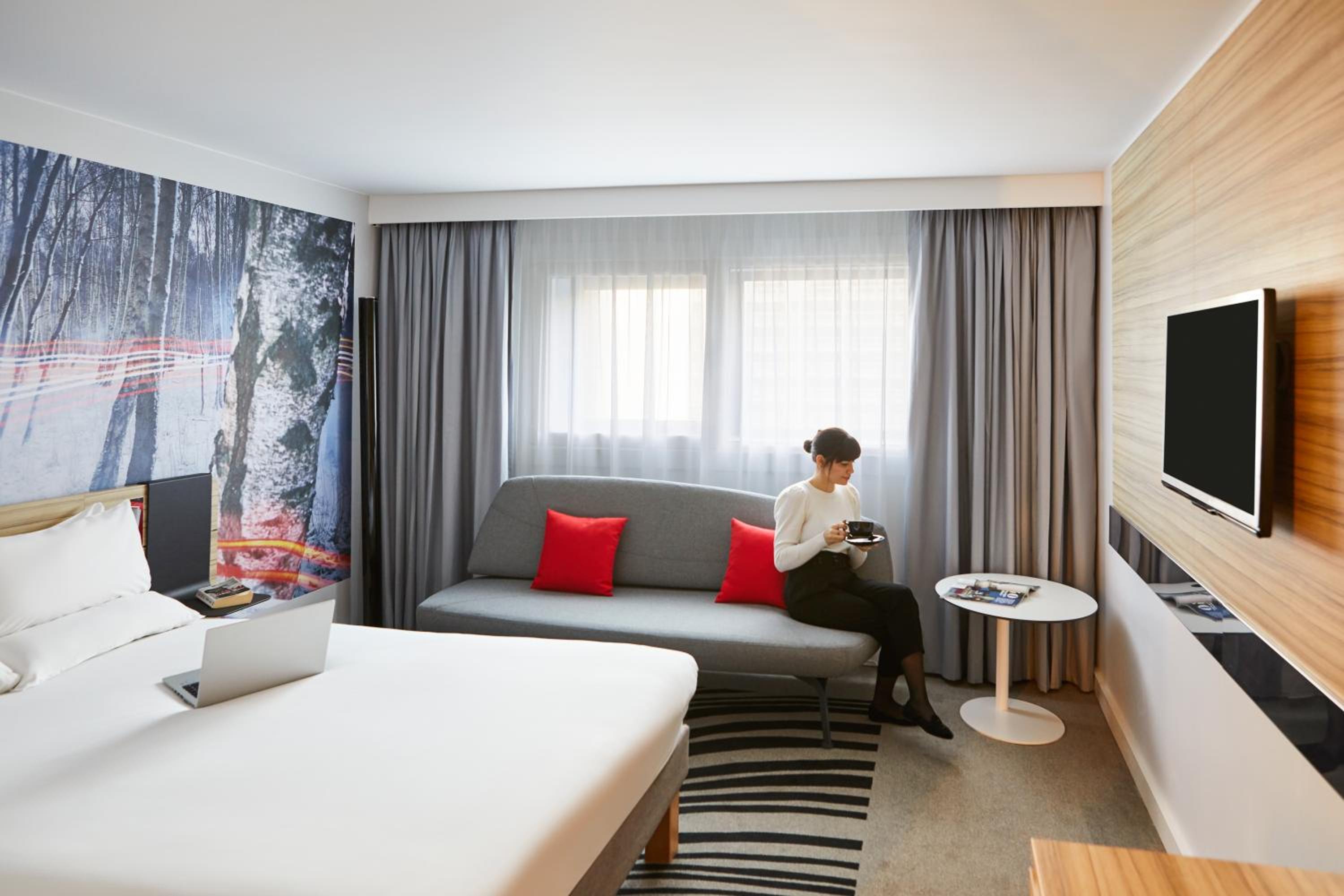 Standard Queen Room with Sofa Bed - Photo 5