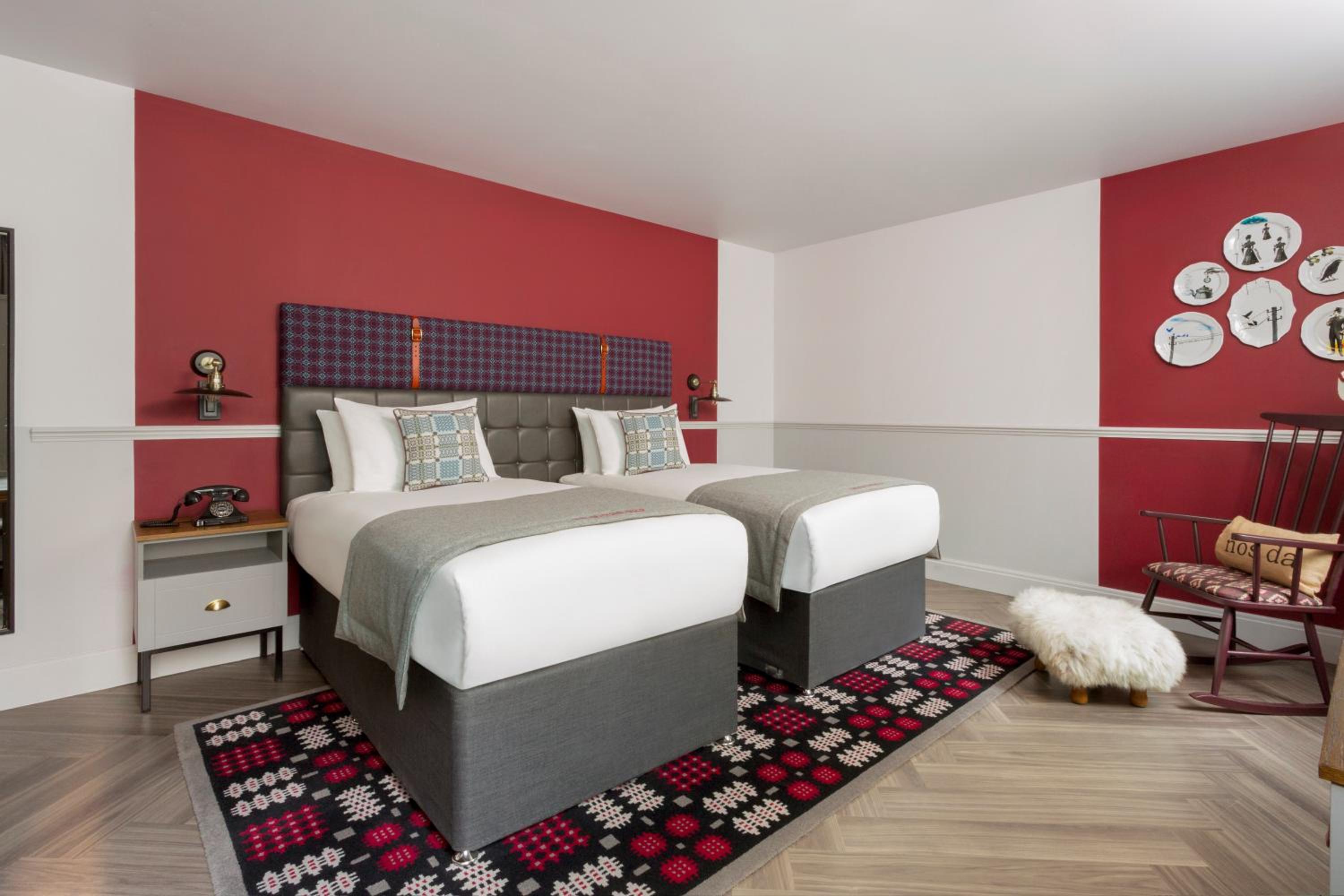 Premium Queen Room with Two Queen Beds, photo 7
