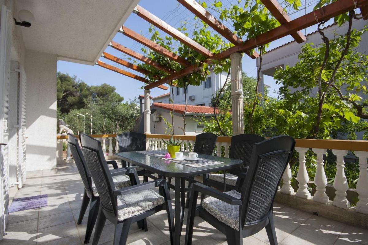 Three Bedroom Apartment with Garden View