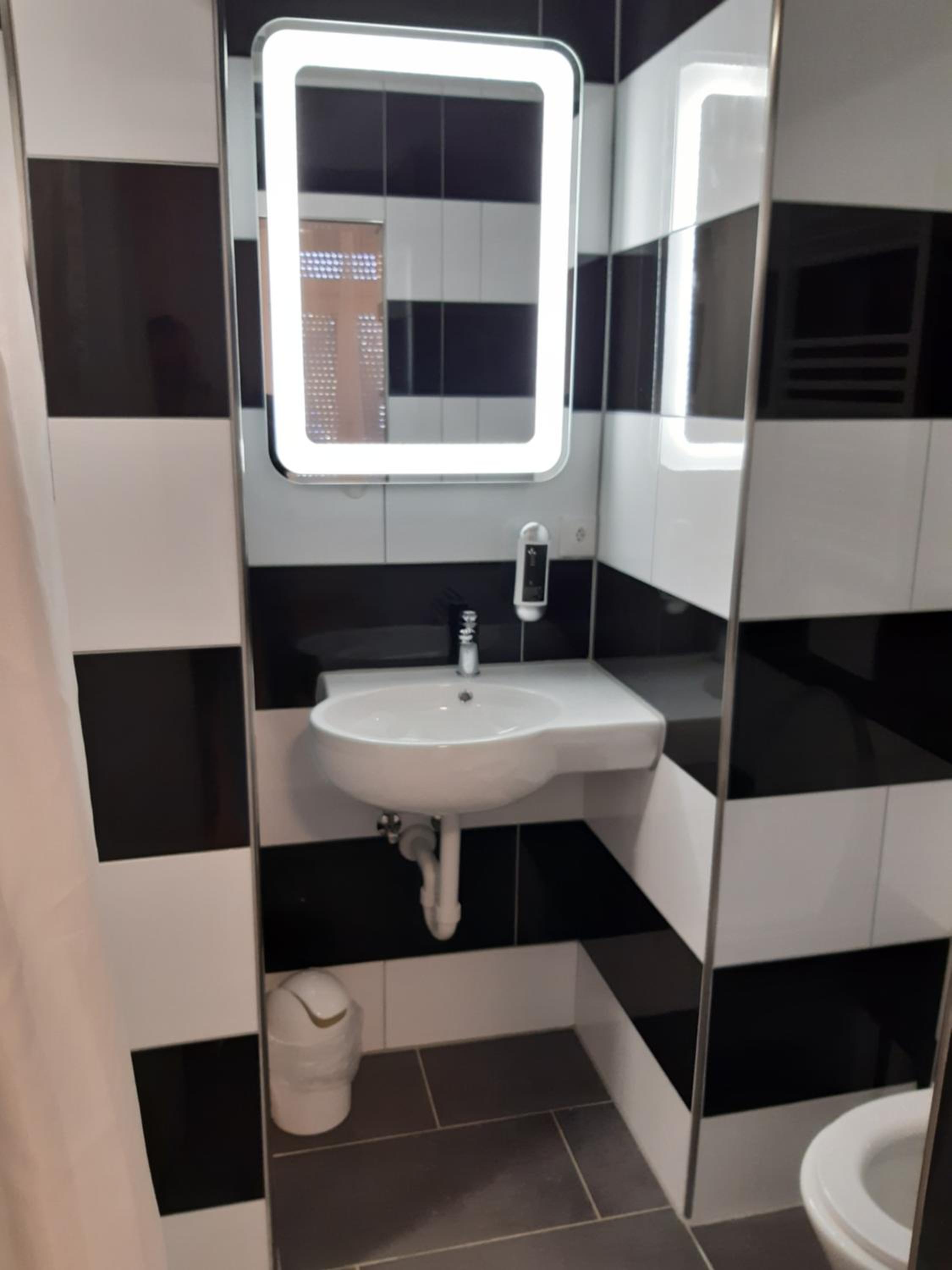 Twin Room with Private Bathroom photo 3