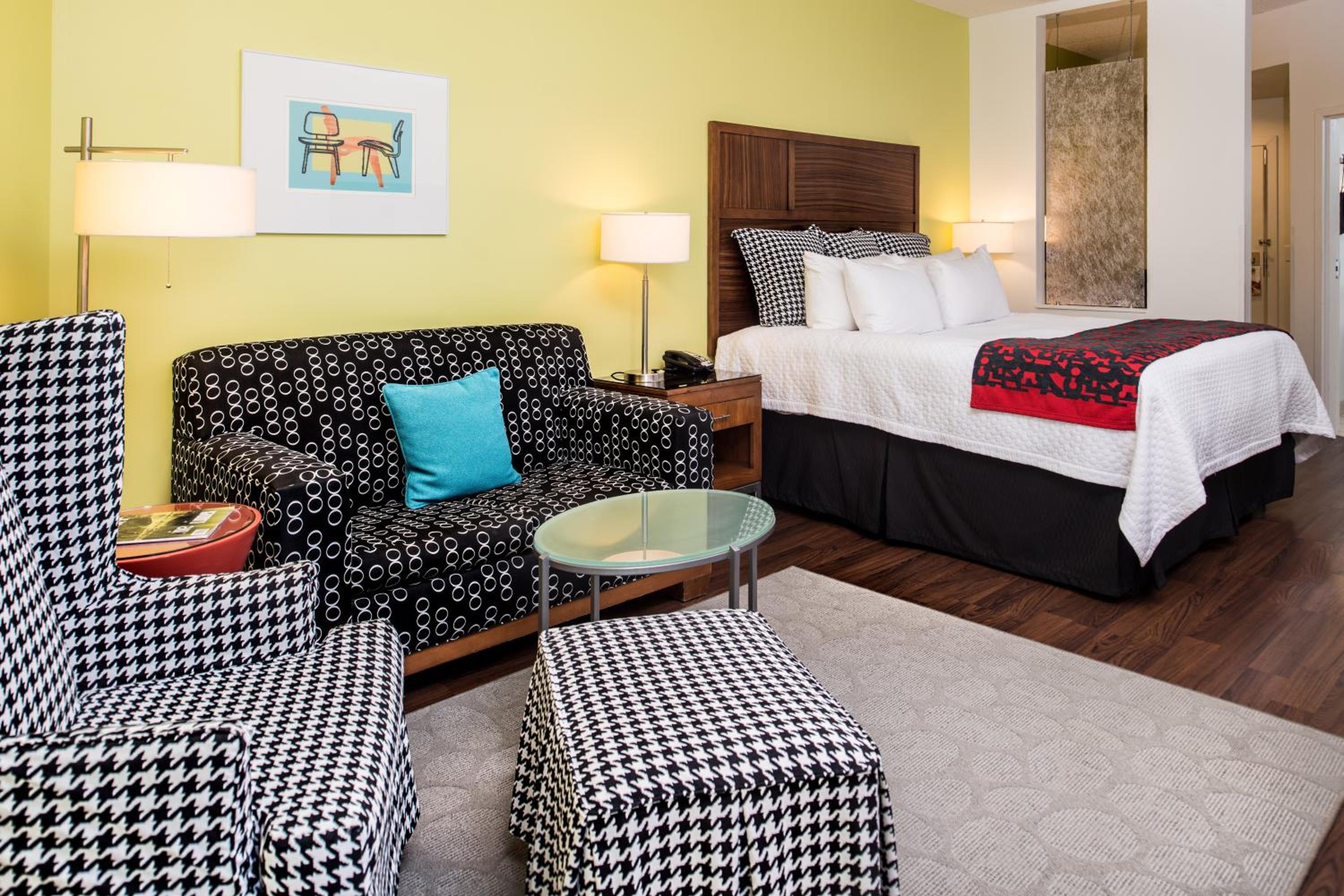 Premium King Room with Sofa Bed - Photo 1