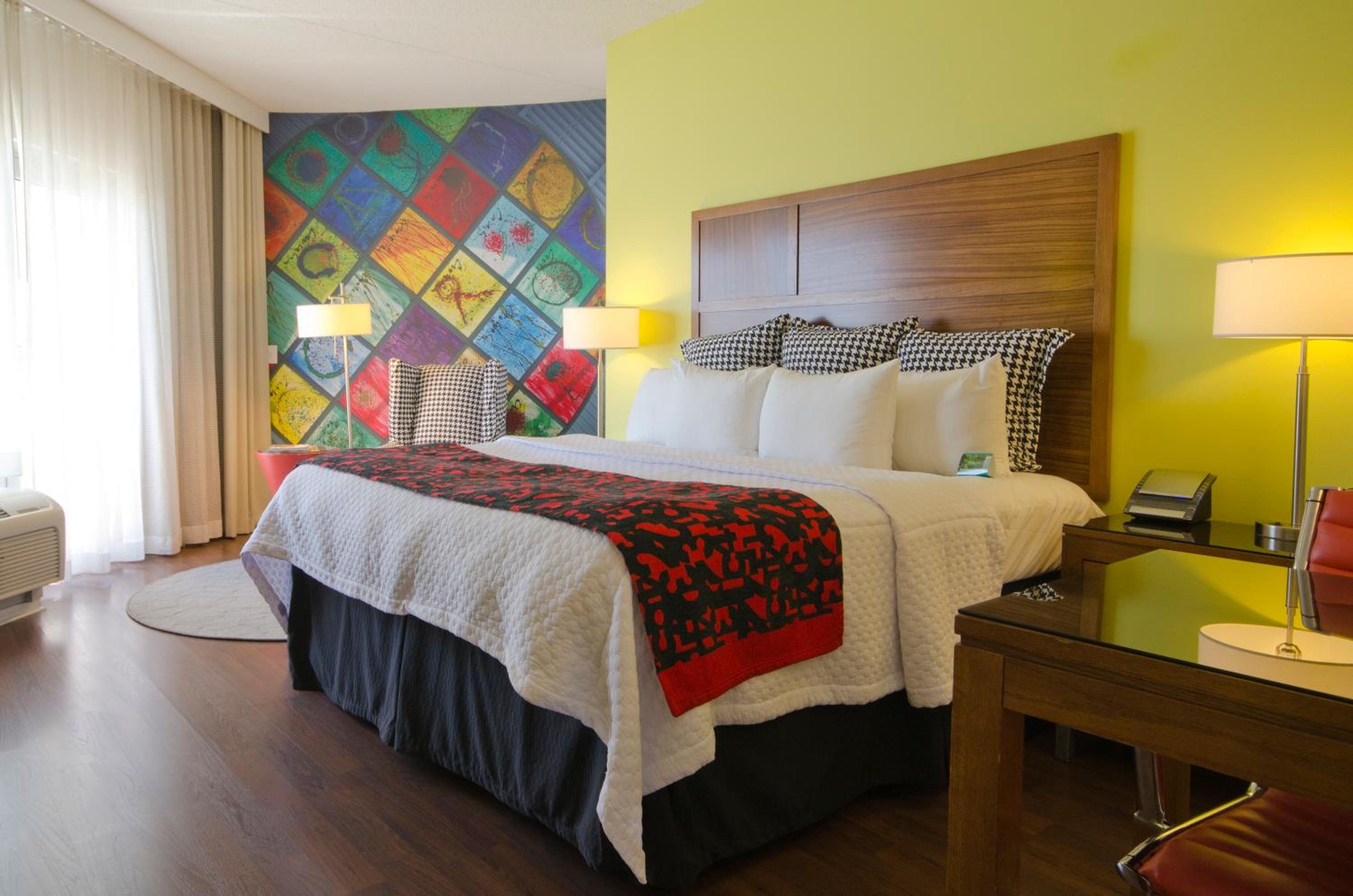 One-Bedroom Suite - Photo 6