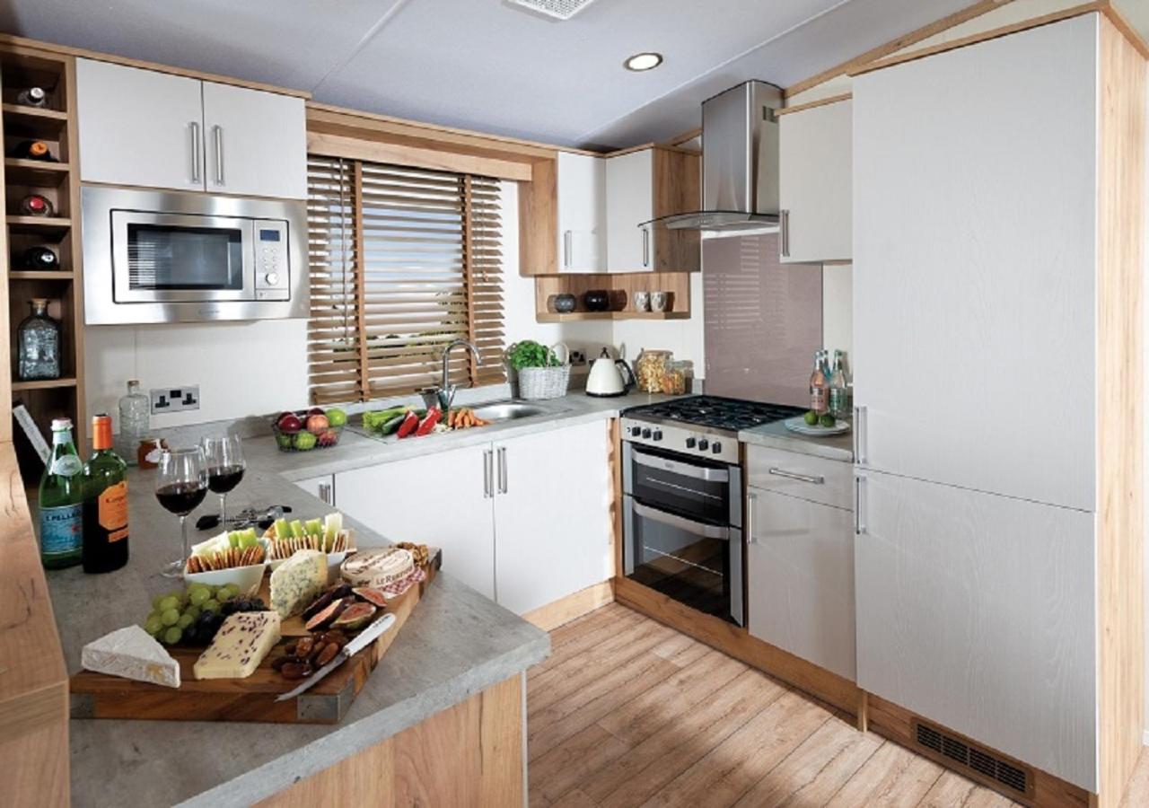 4 Berth Luxury Caravan with Hot Tub Pet Free photo 3