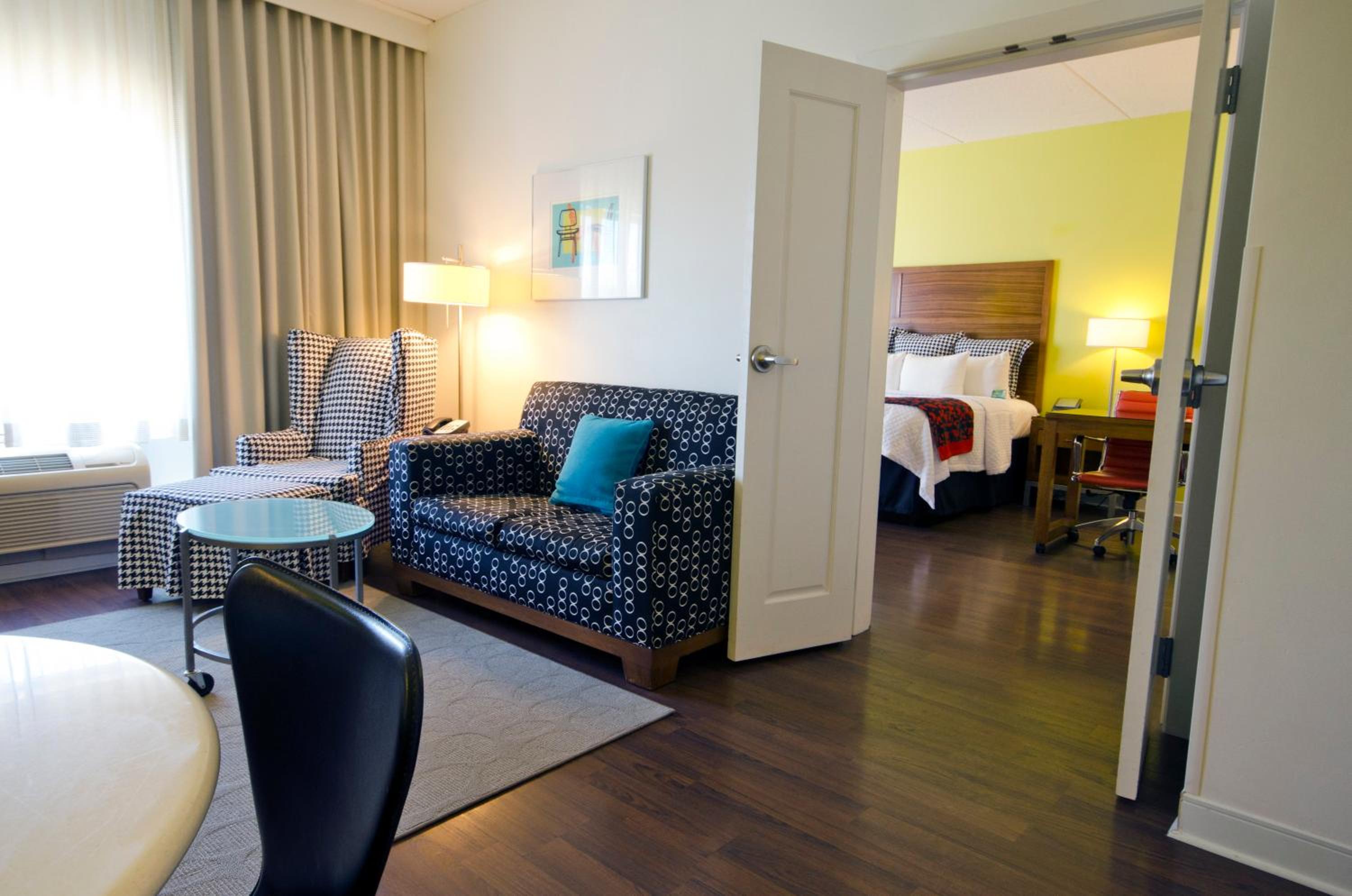 One-Bedroom Suite - Photo 7