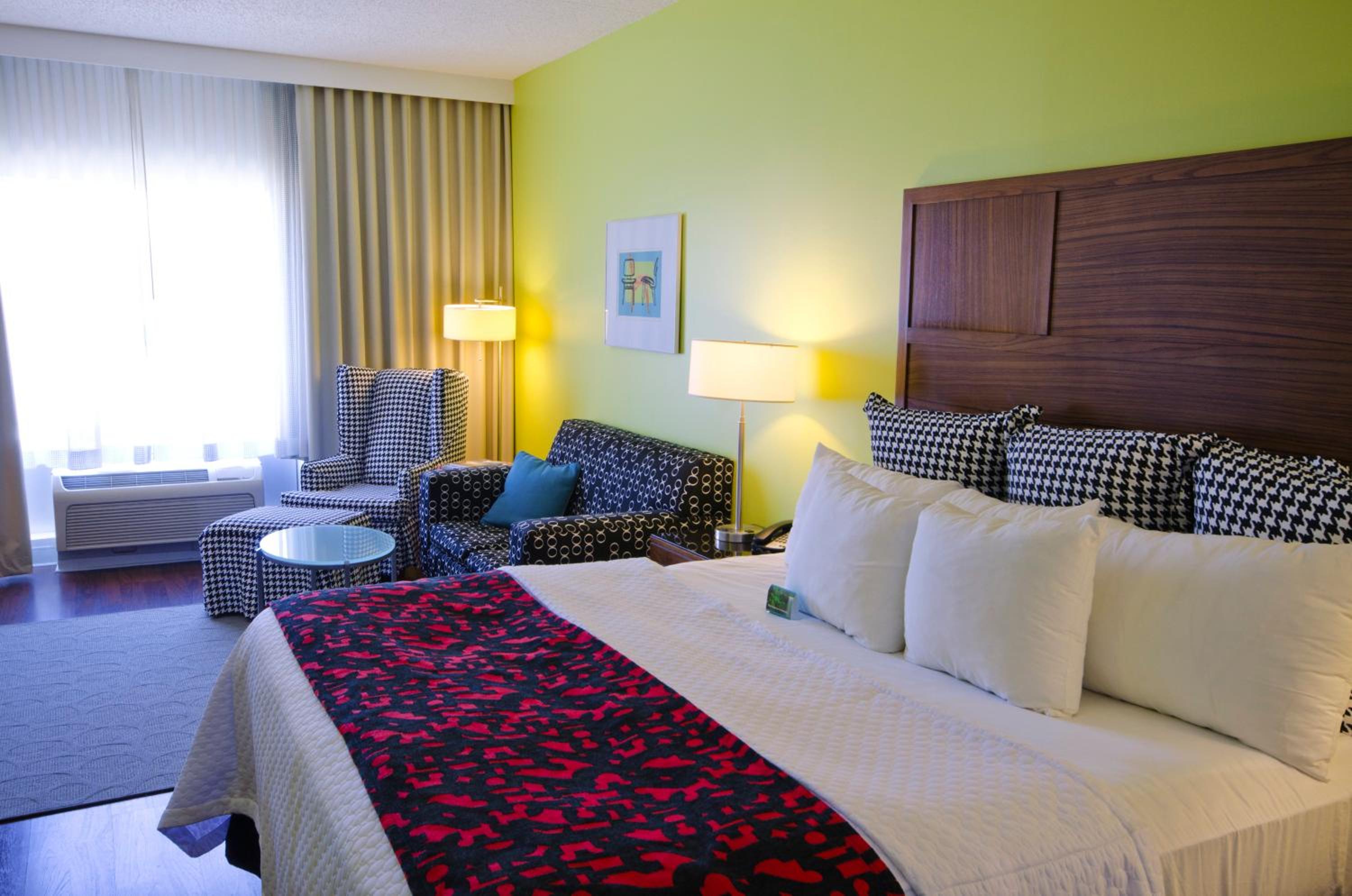 Premium King Room with Sofa Bed - Photo 7