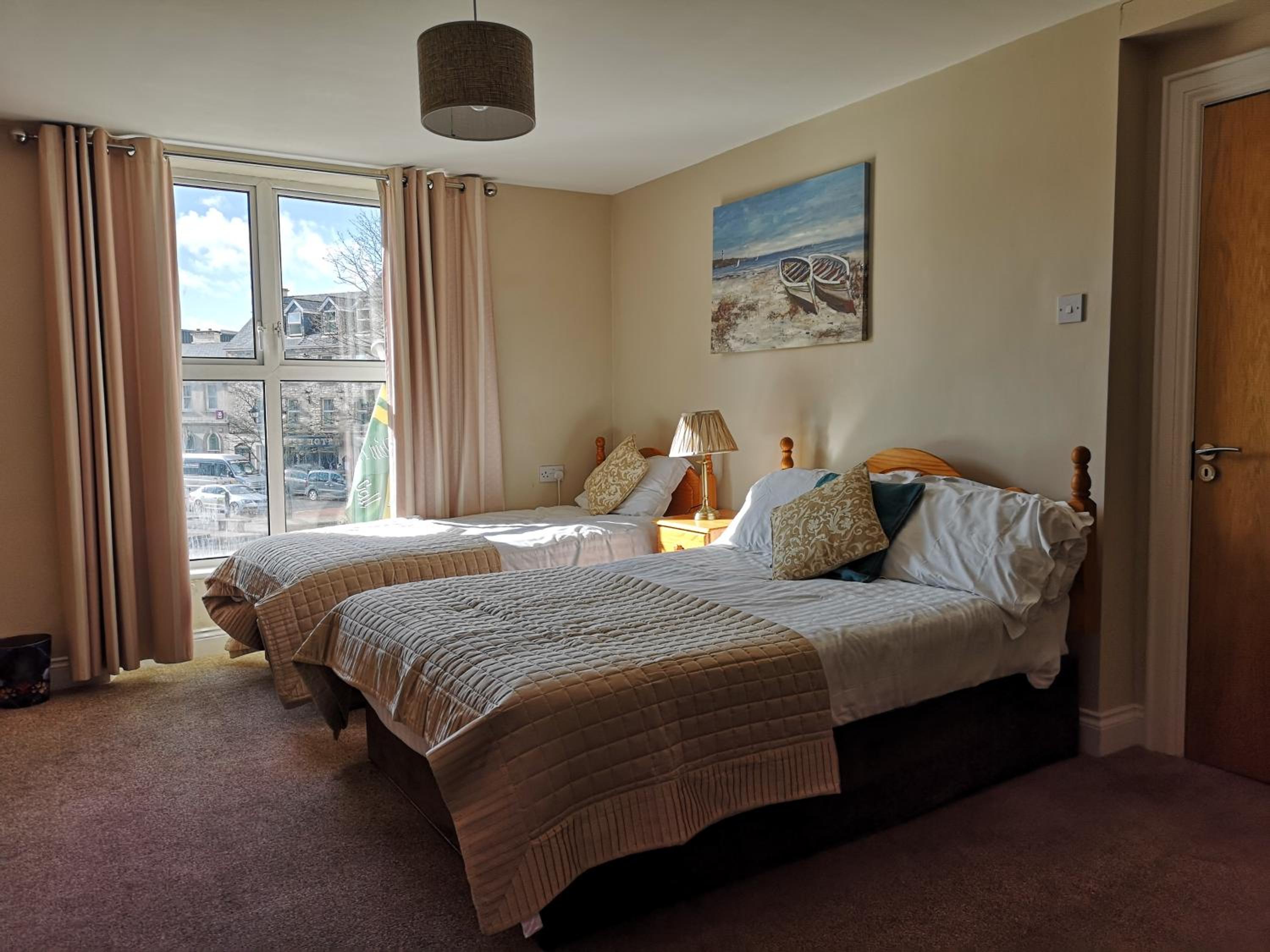 Double Room with Private Bathroom - Photo 2