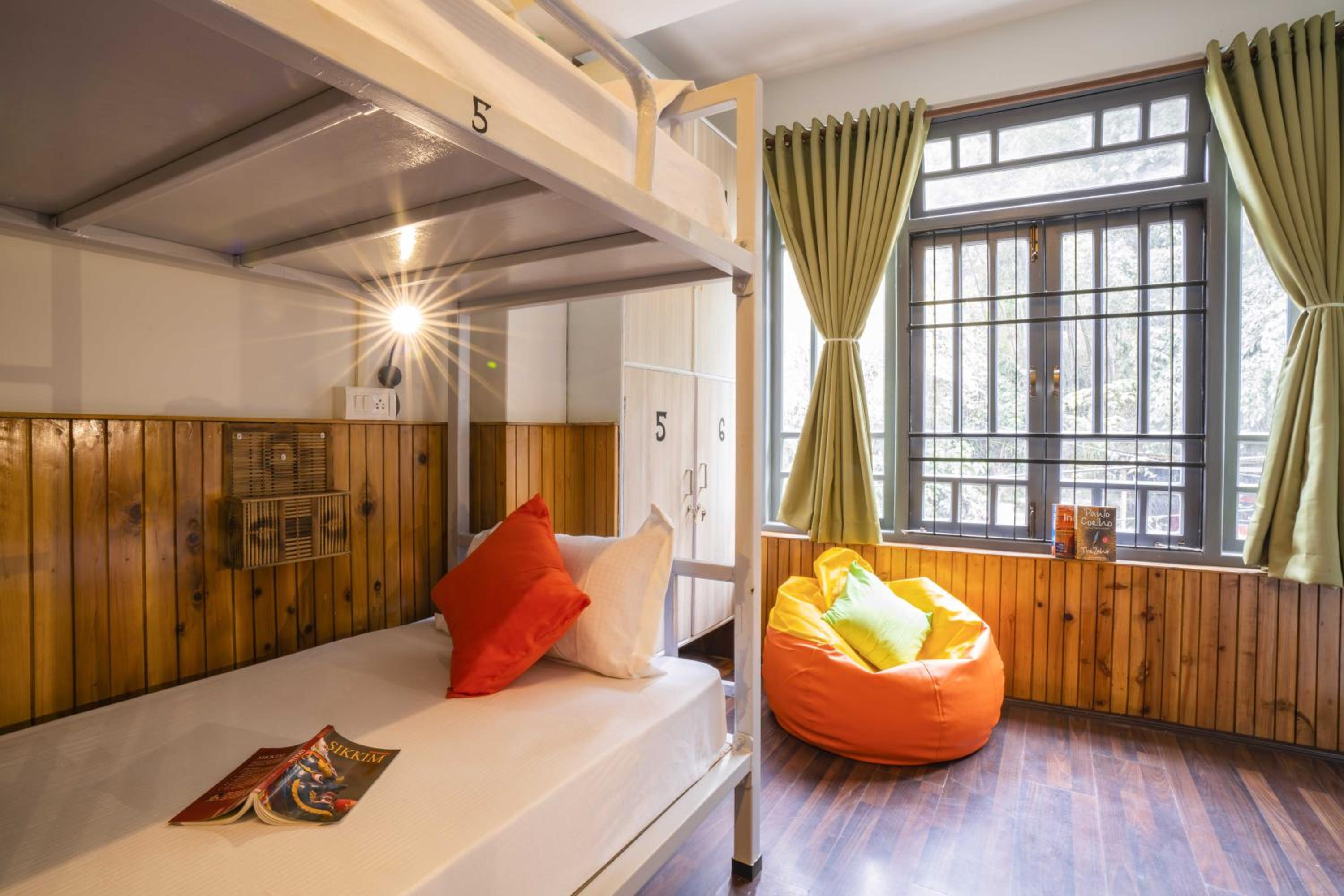 Bed in 6-Bed Mixed Dormitory Room photo 1