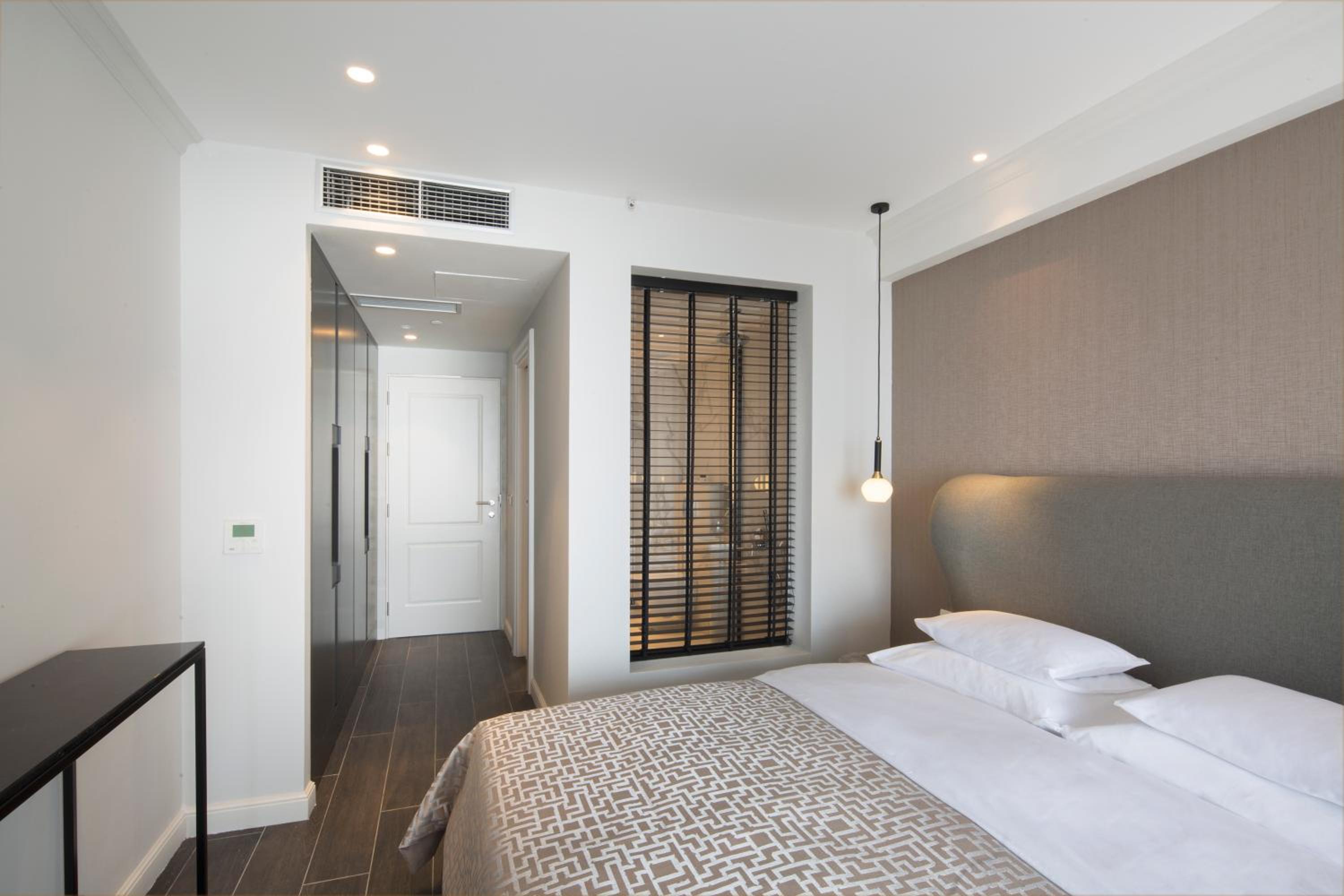 Double Room with Balcony and Sea View - Photo 8