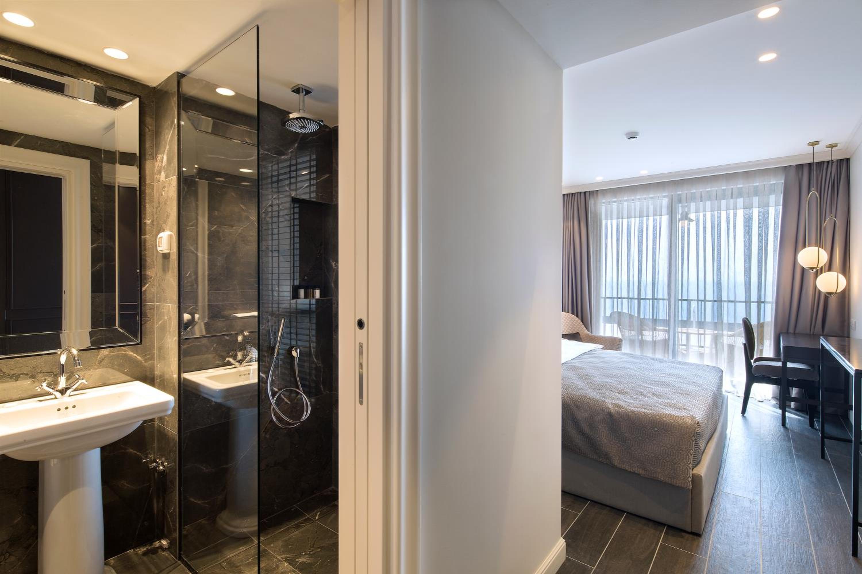 Double Room with Balcony and Sea View - Photo 10