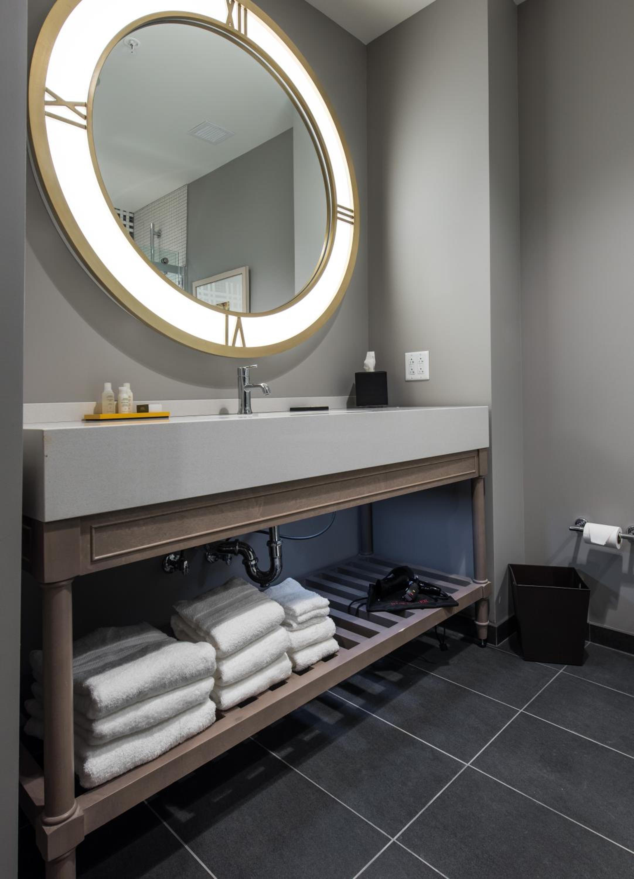 Suite - Mobility Access Roll in Shower/Non-Smoking photo 2