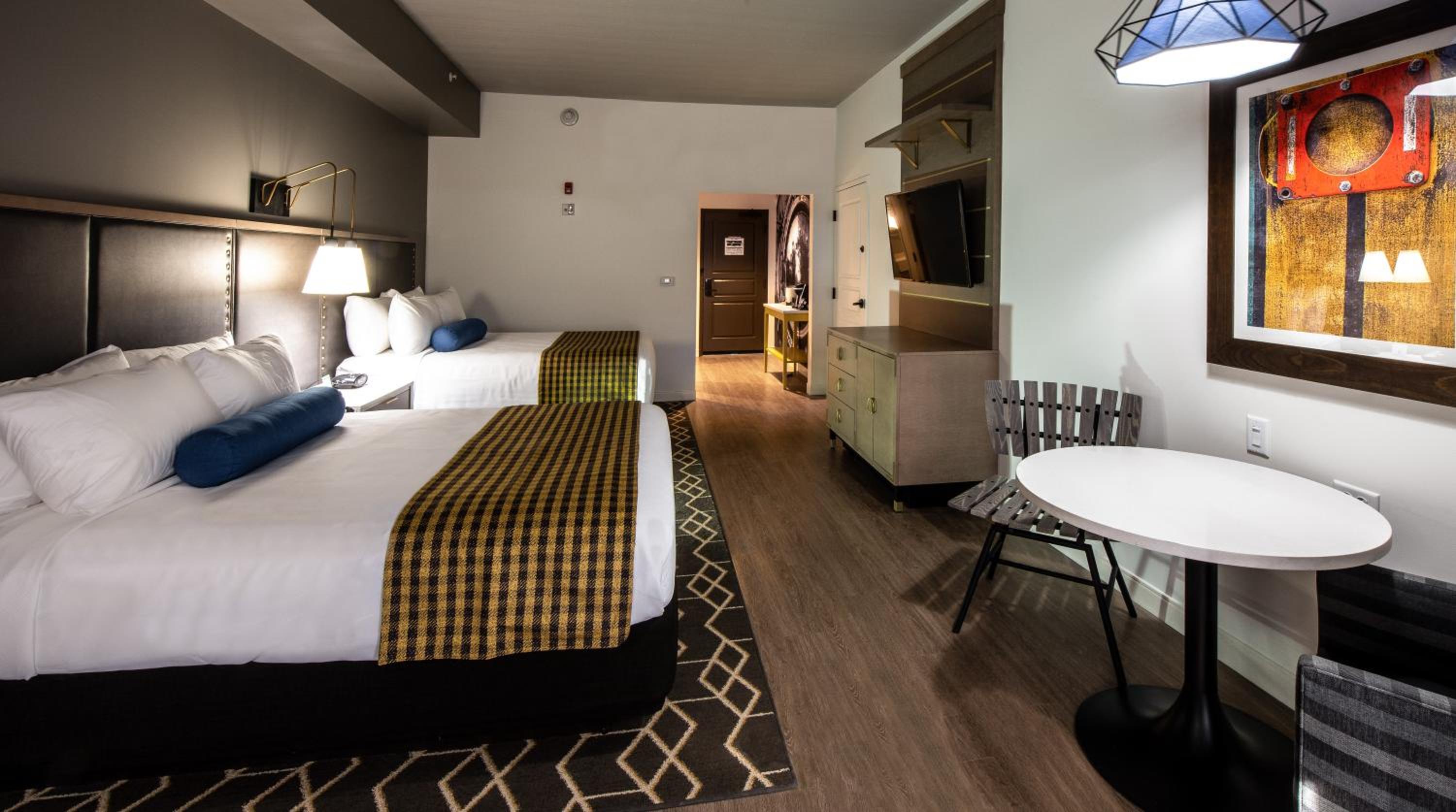 Standard Queen Room with Two Queen Beds photo 2
