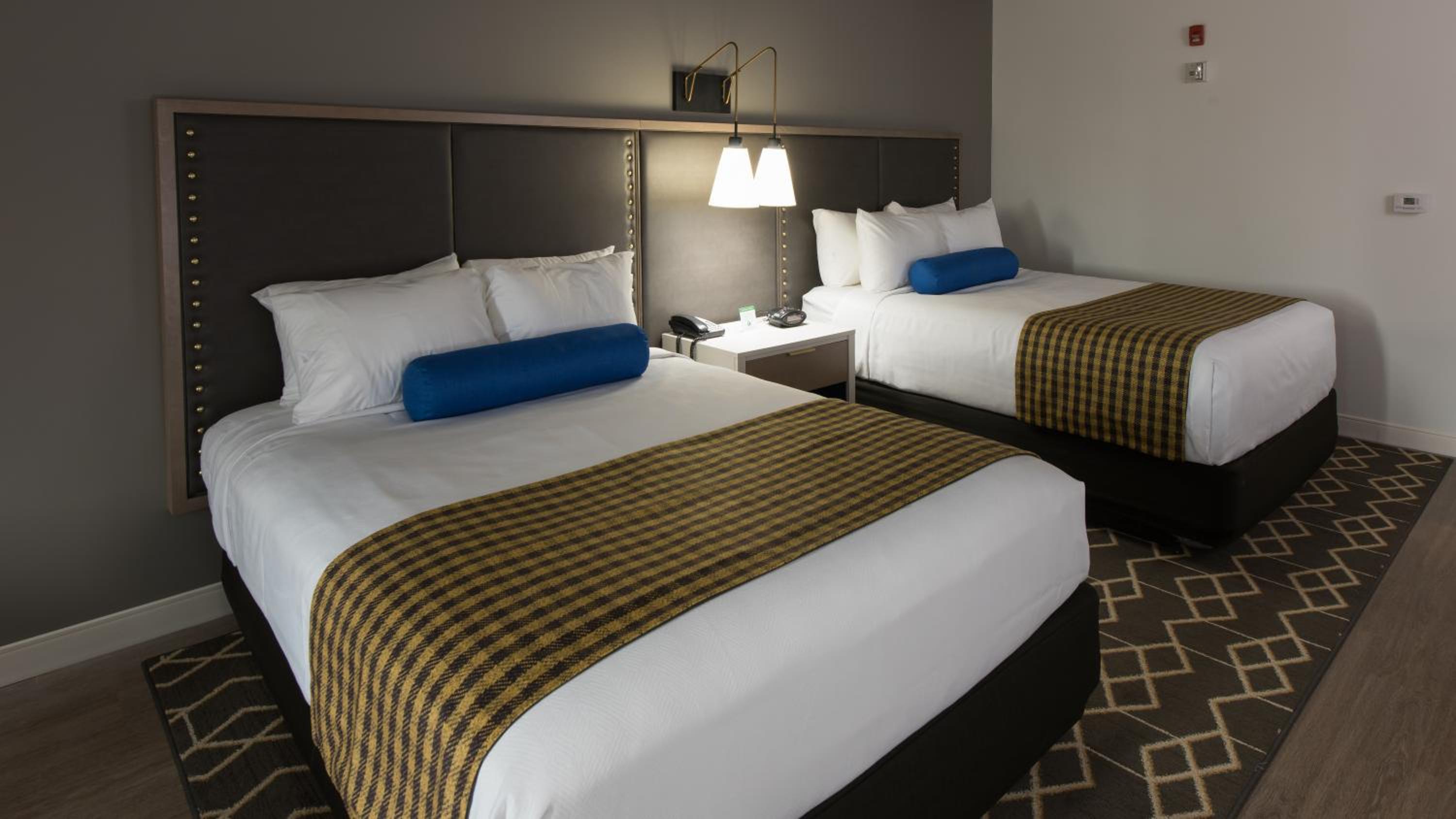 Standard Queen Room with Two Queen Beds and Mobility Accessible Tub photo 3