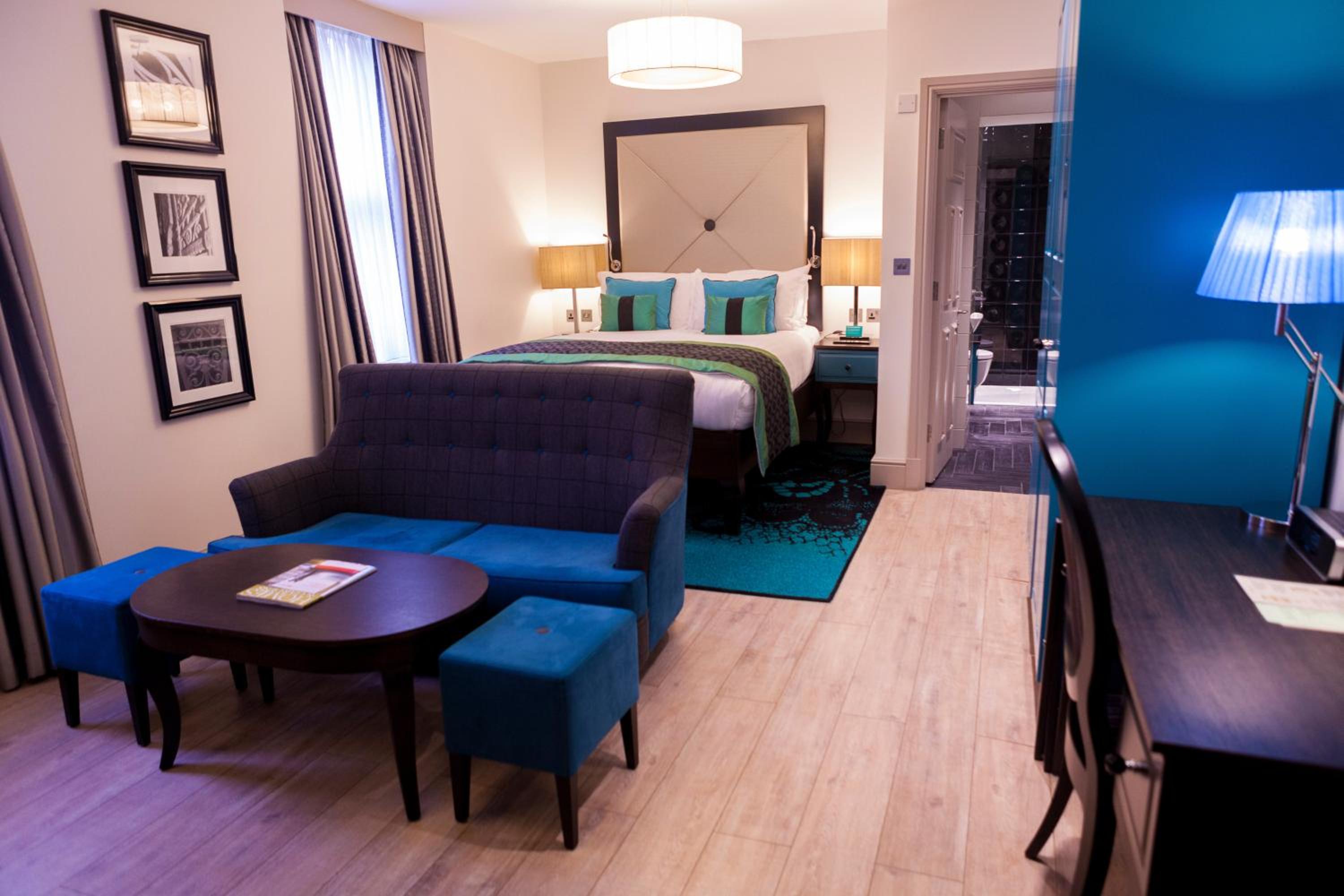 Premium Queen Room with Extra Bed photo 2