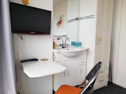 Single Room with Shared Shower and Toilet photo 2