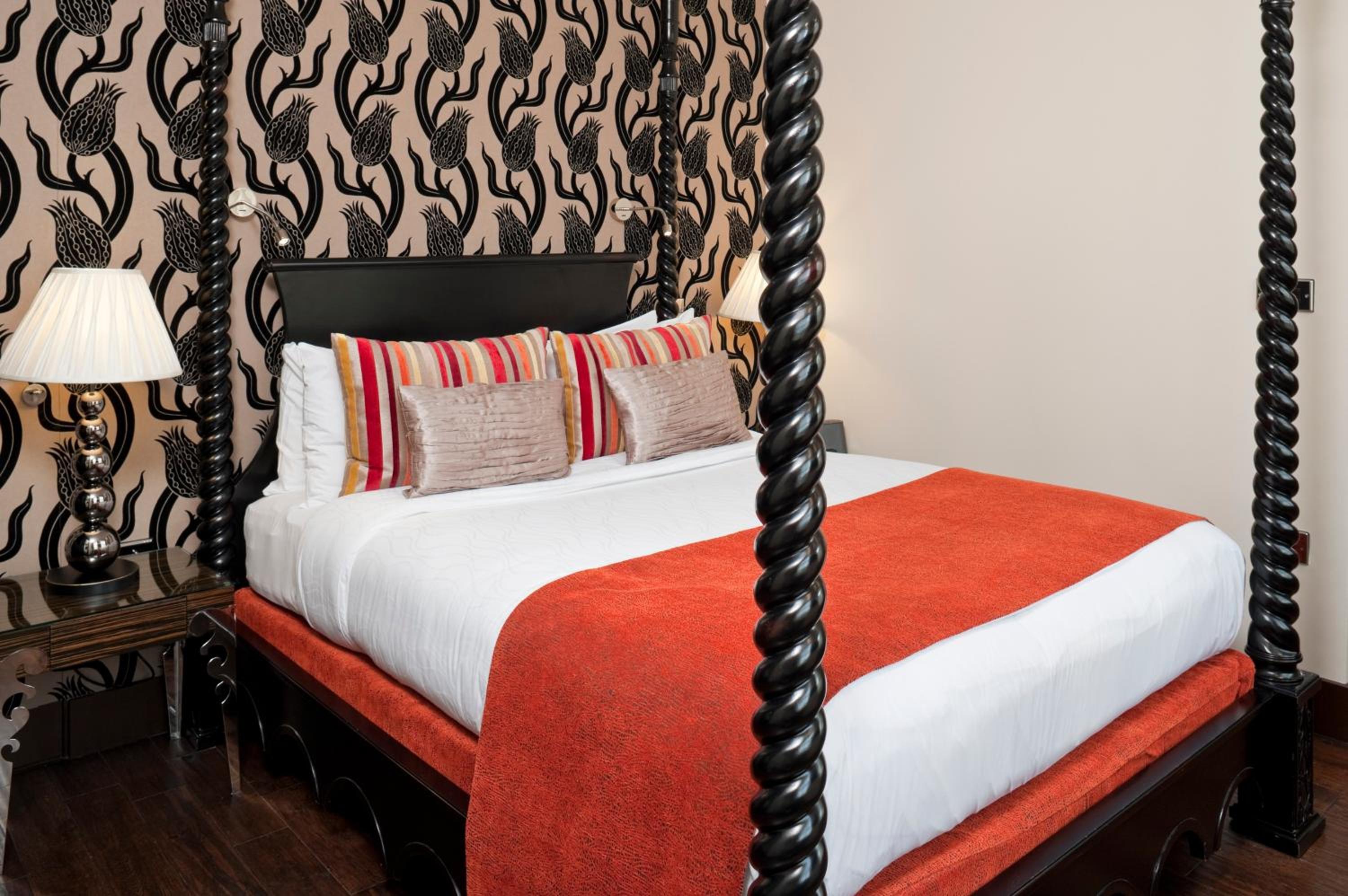 One Bedroom Queen Suite with City View photo 3