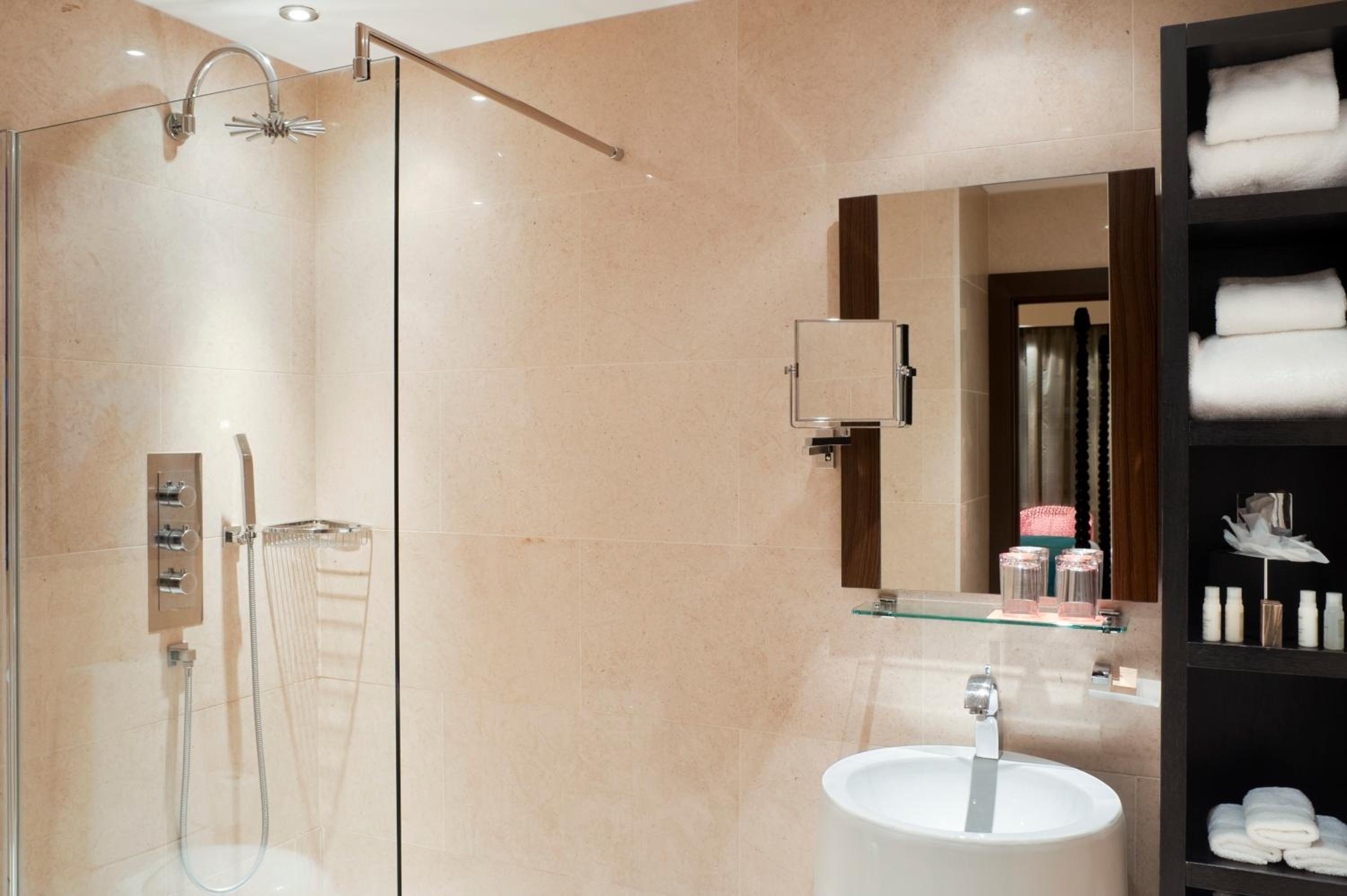 Standard King Room - Disability Access photo 2