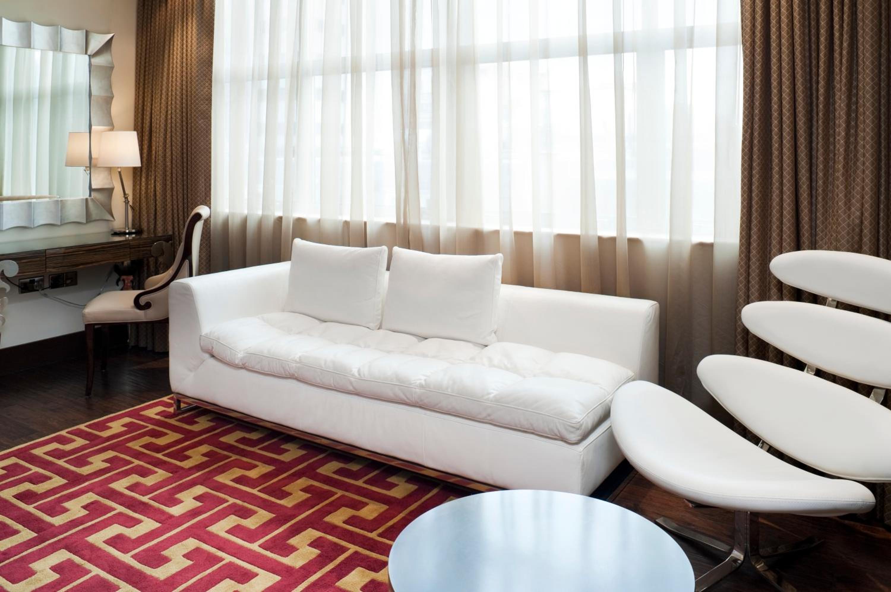 One Bedroom Queen Suite with City View photo 2