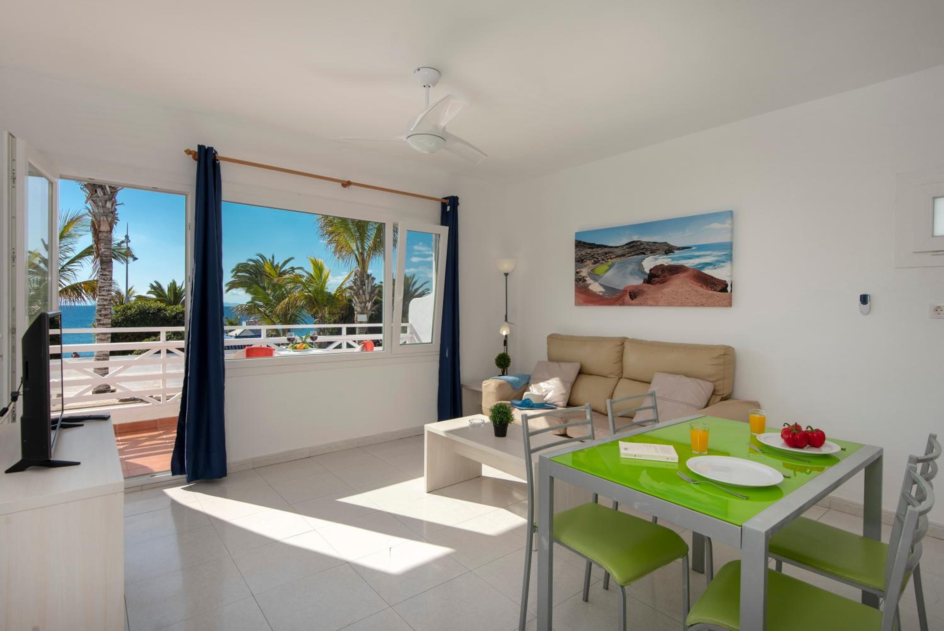 Superior Apartment Frontline Sea View  photo 2