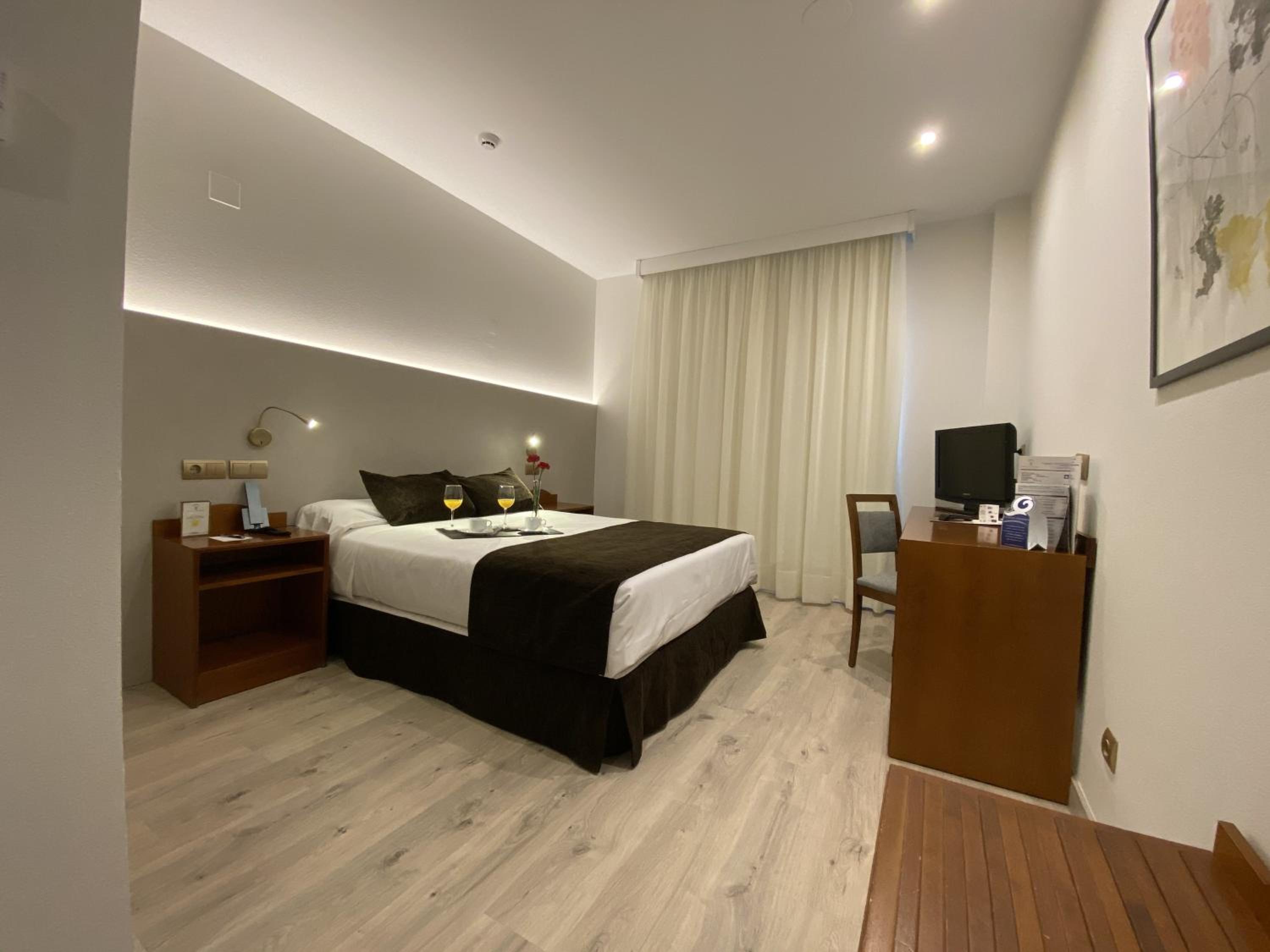 Double or Twin Room - Photo 4