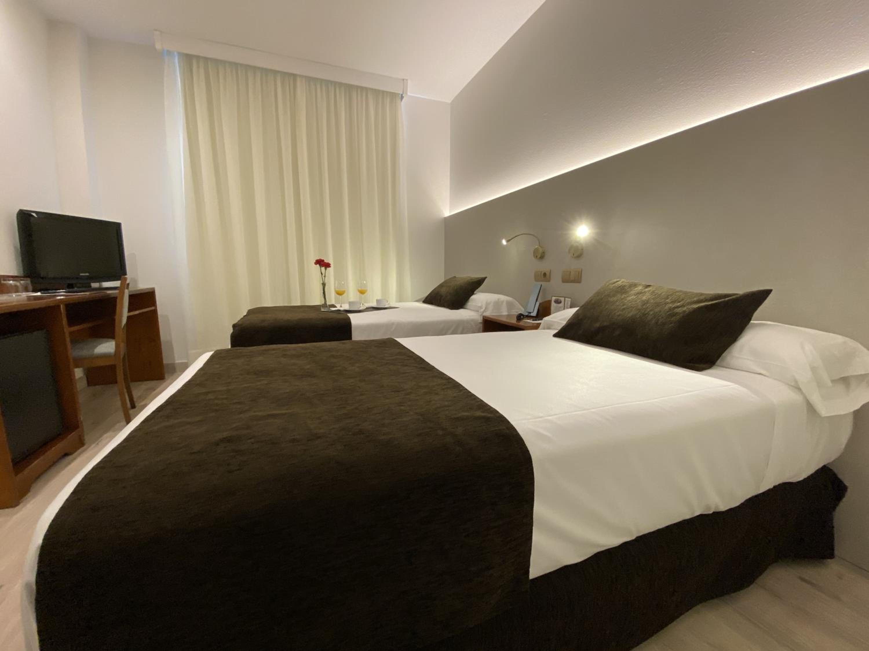 Double or Twin Room - Photo 7