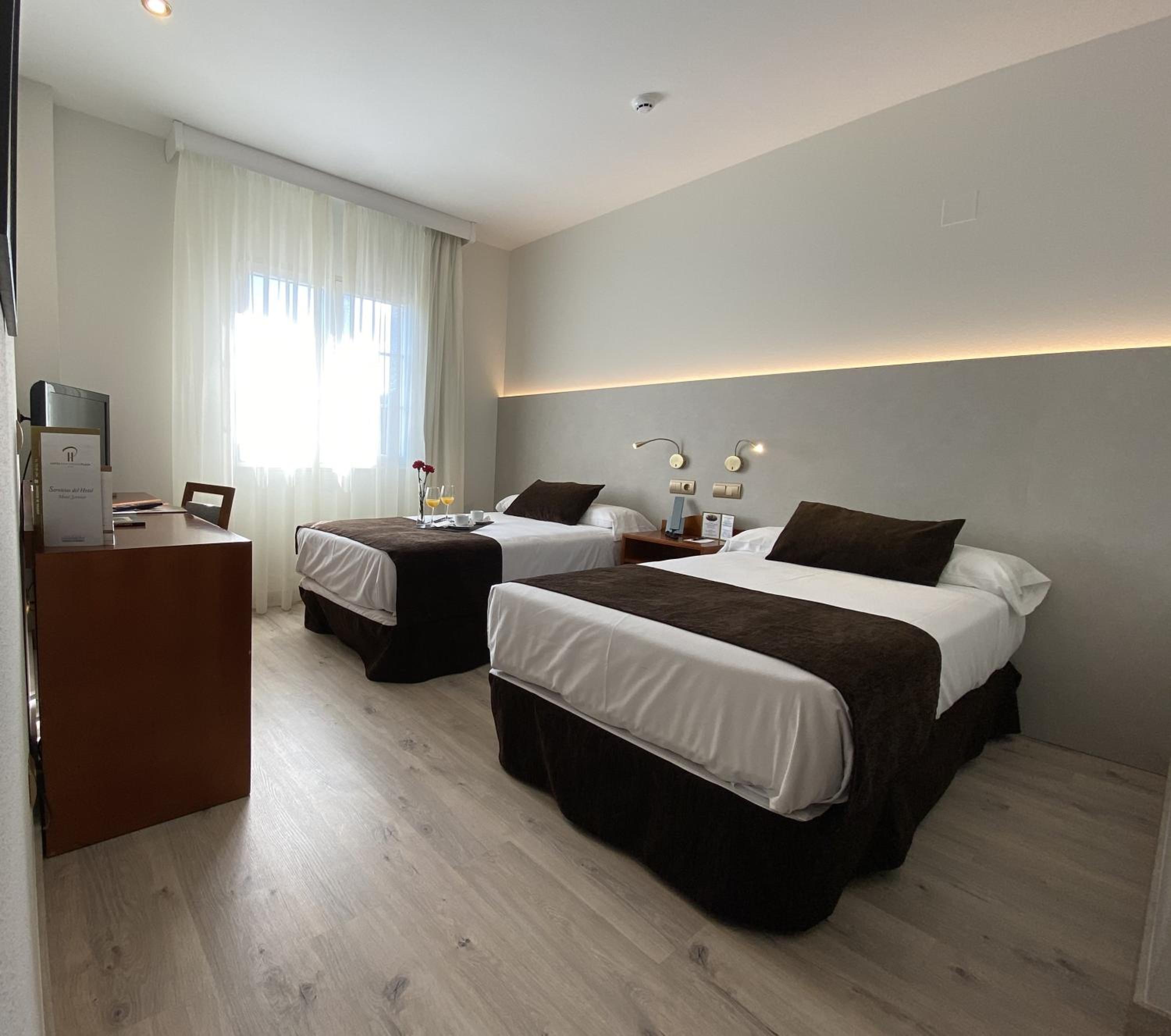 Double or Twin Room - Photo 9