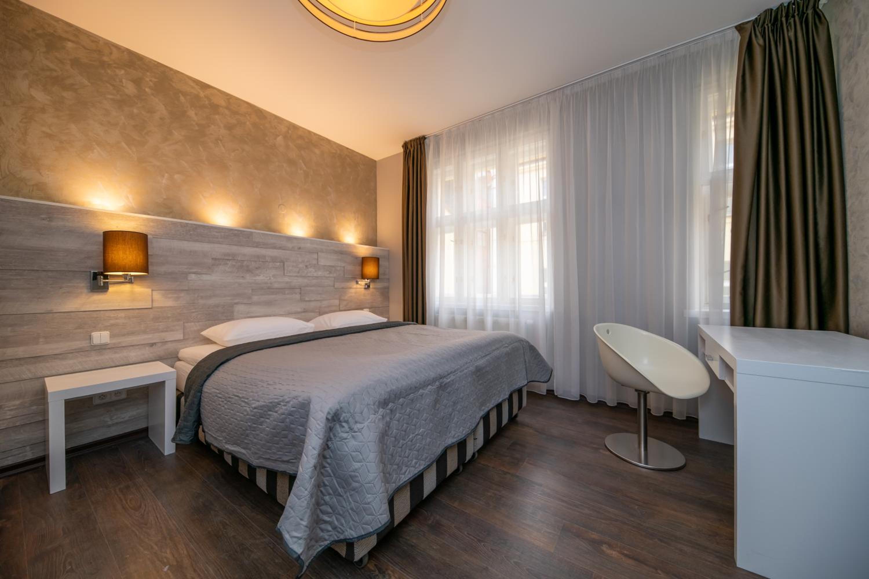 Superior One-Bedroom Apartment (2 Adults)