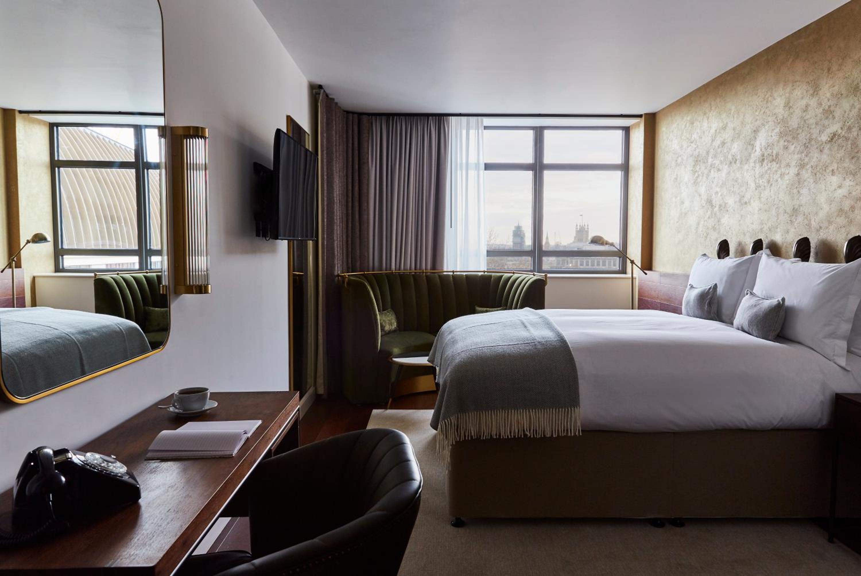 Premium Queen Room with City View thumbnail 6