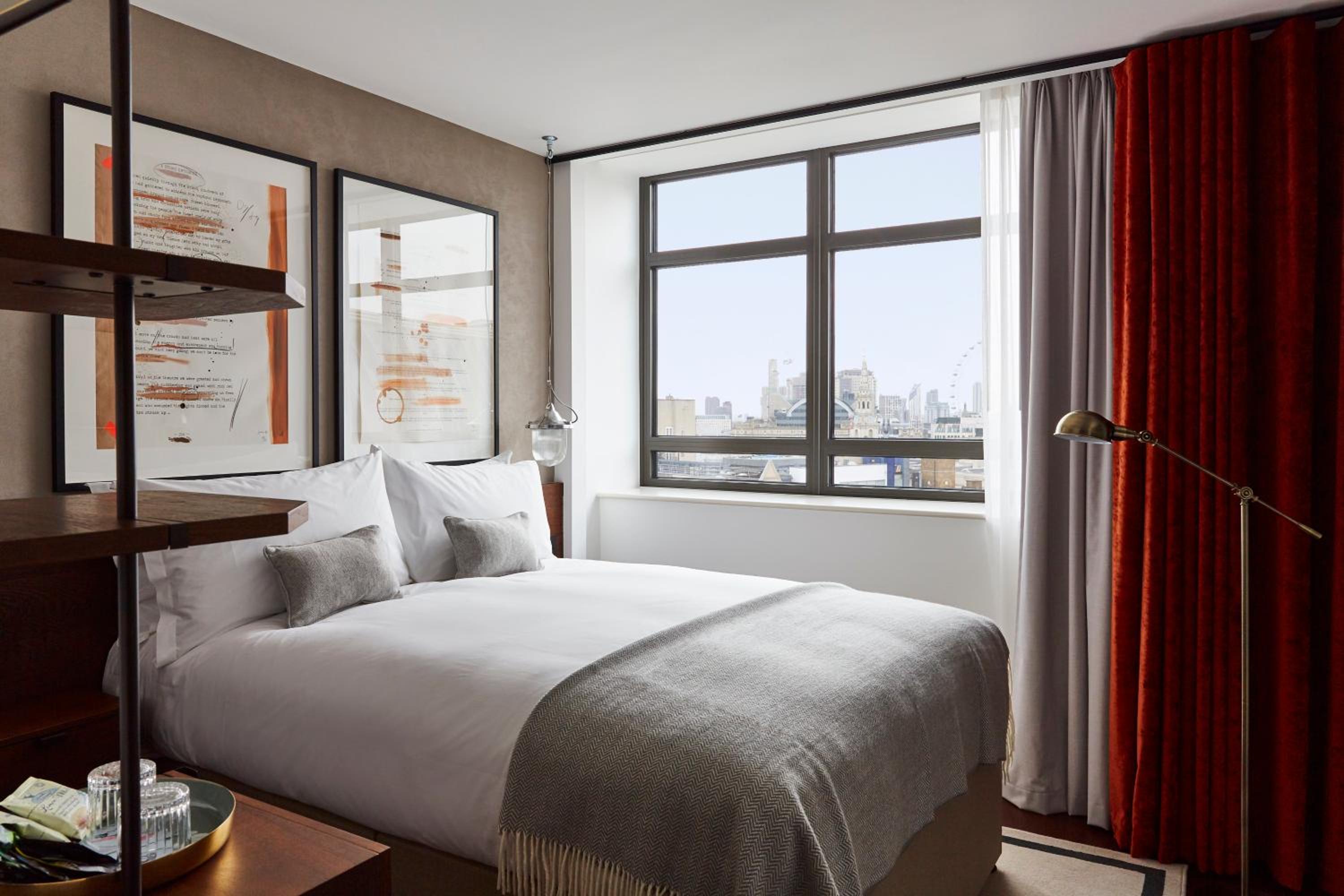 Premium Queen Room with Leicester Square View