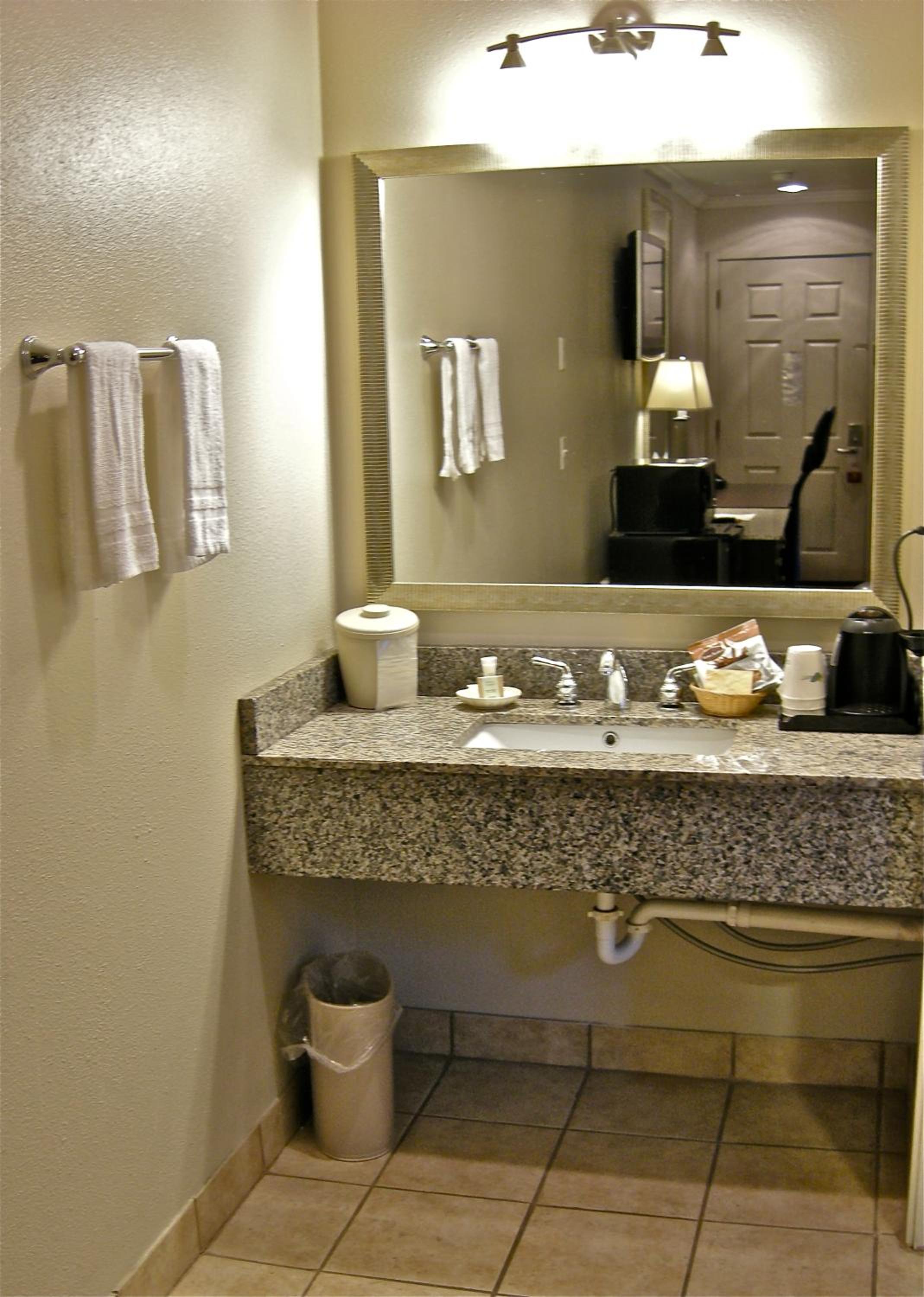 Queen Room with Two Queen Beds - Photo 3