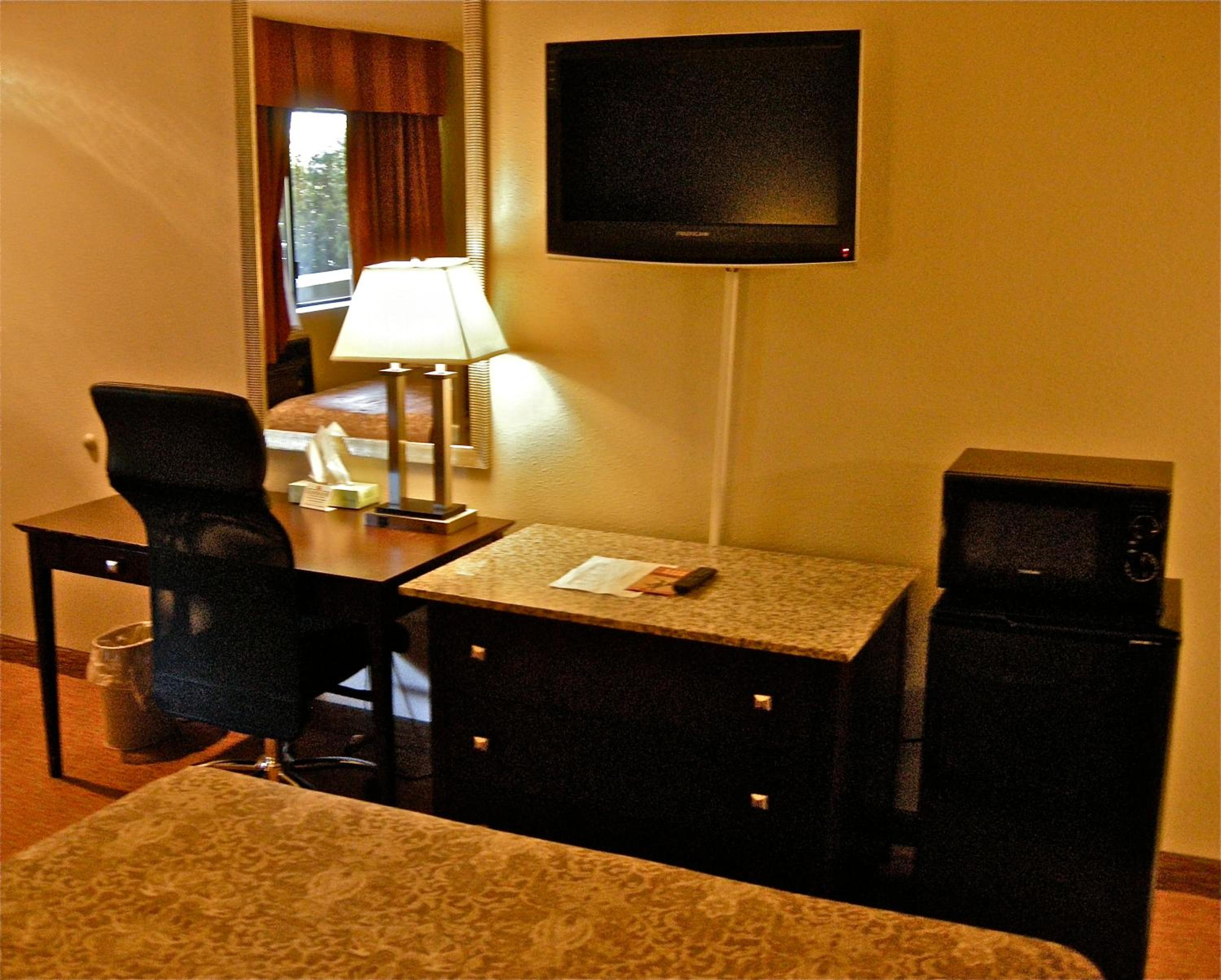 Queen Room with Two Queen Beds -Disability Access - Non-Smoking - Photo 1