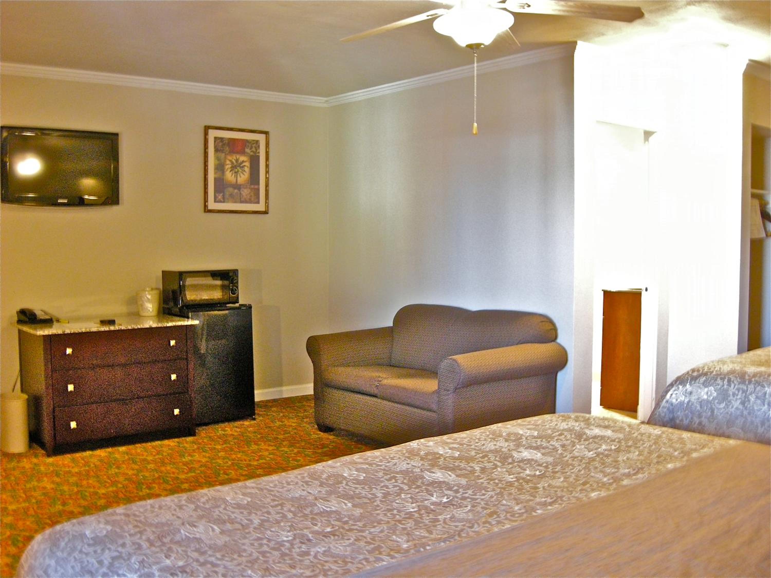 Deluxe King Suite - Non-Smoking - Photo 4