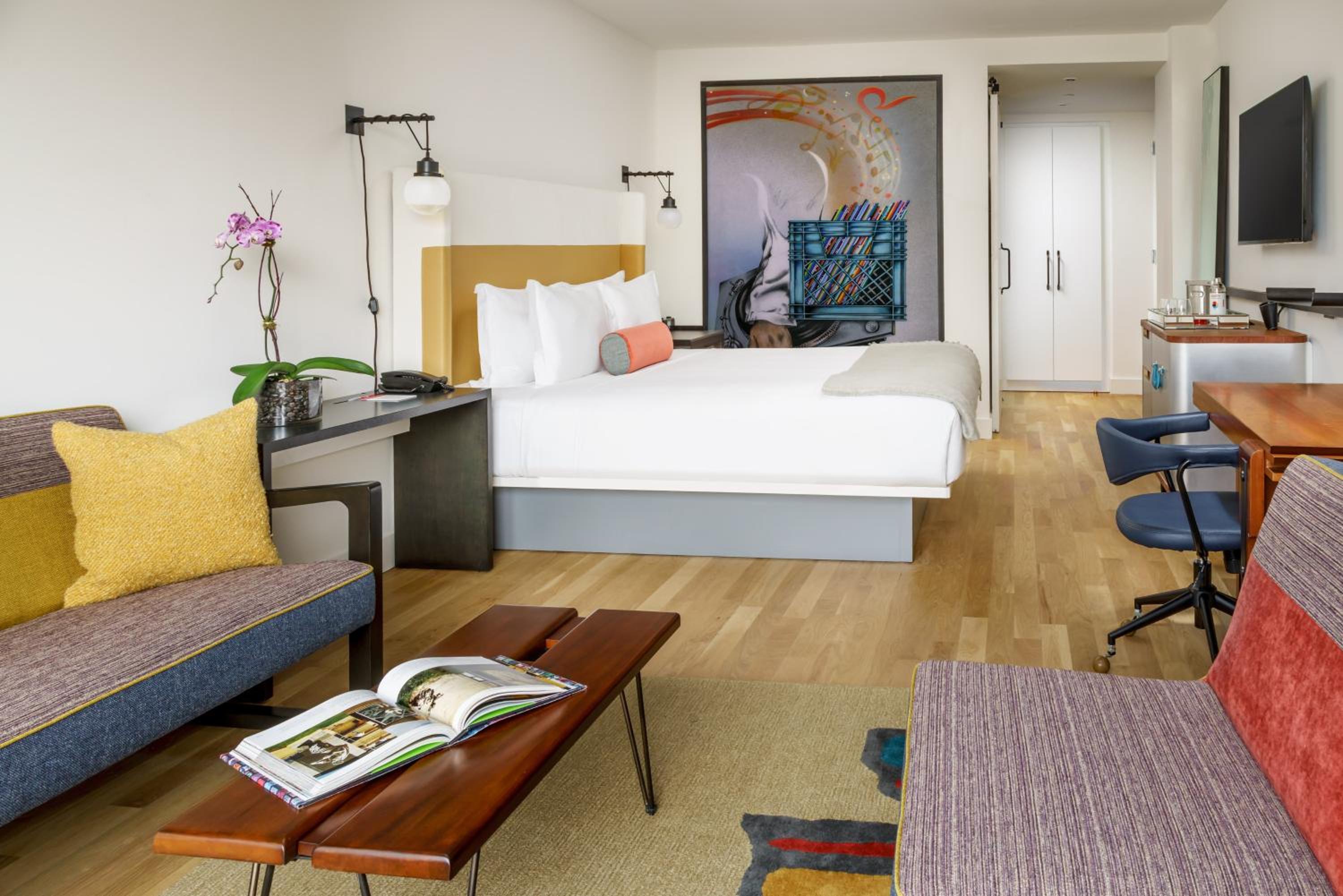 Premium King Room with City View