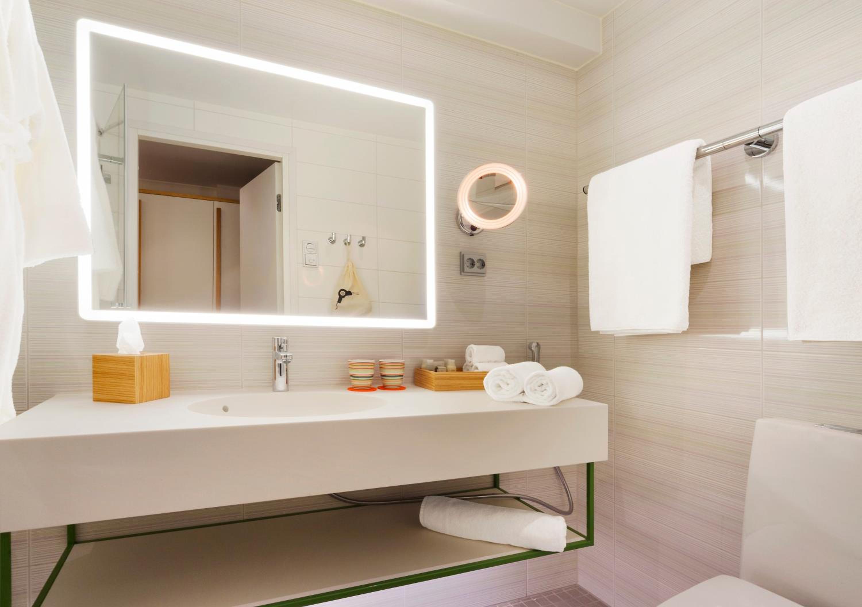 Standard Double Room thumbnail 5