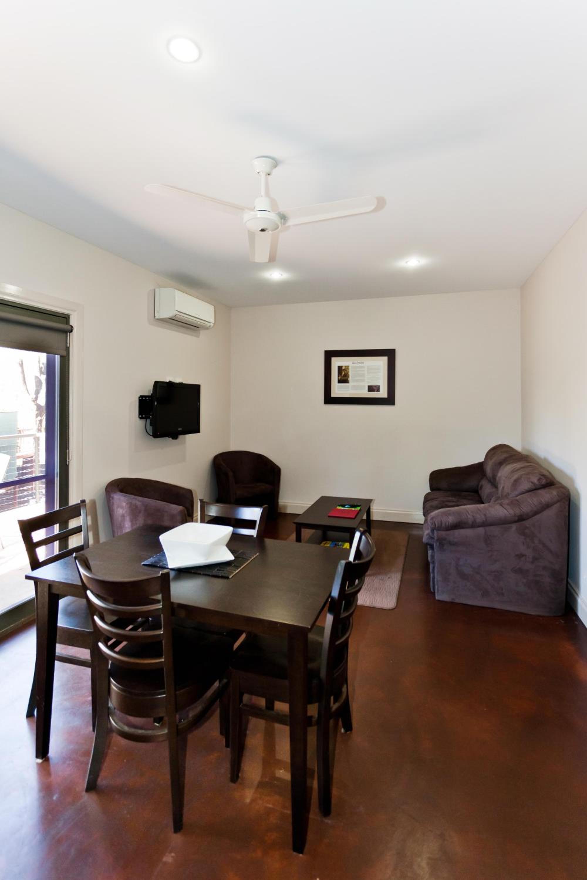 One-Bedroom Deluxe Apartment - Photo 3
