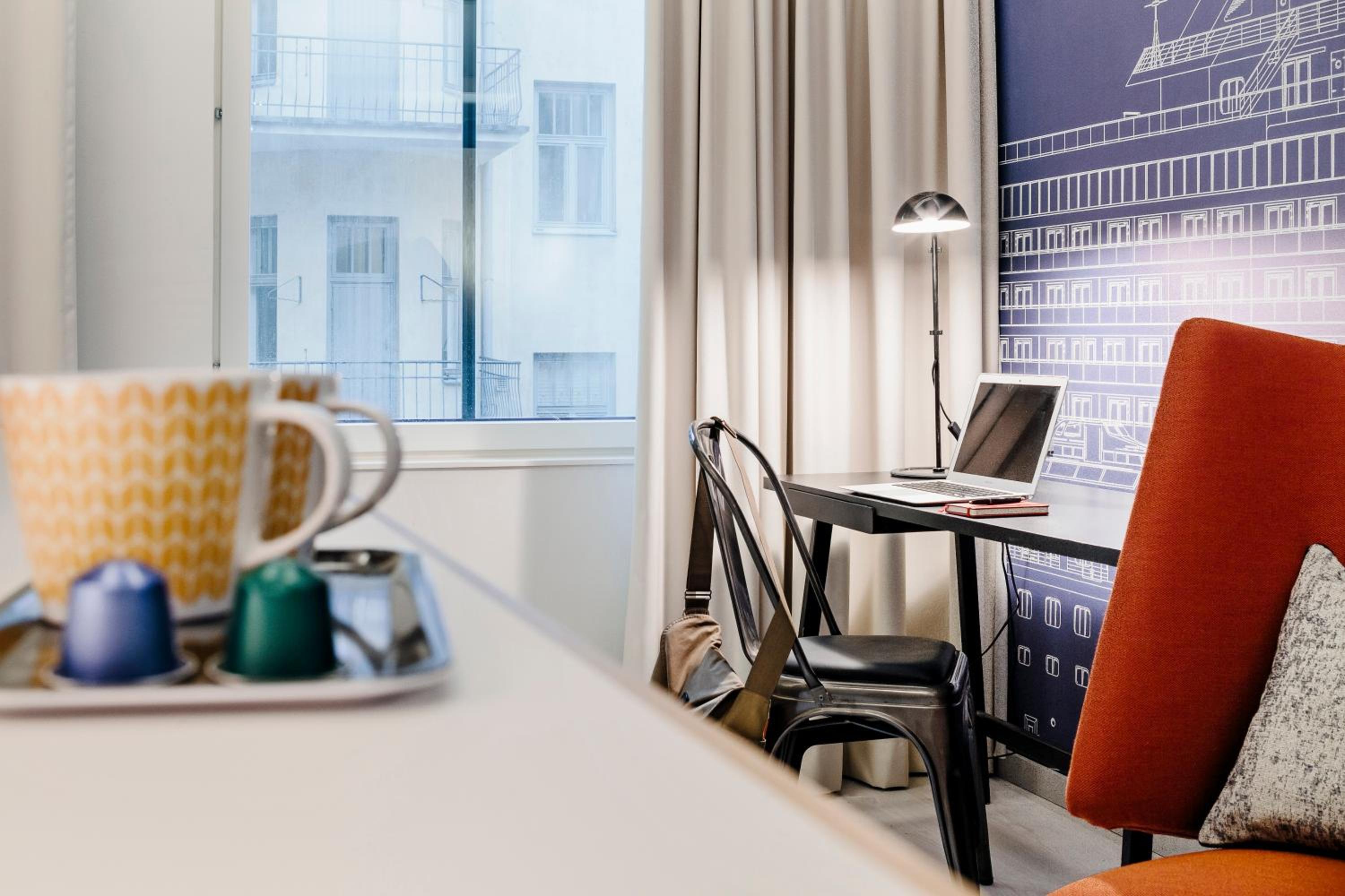Premium Twin Room thumbnail 5