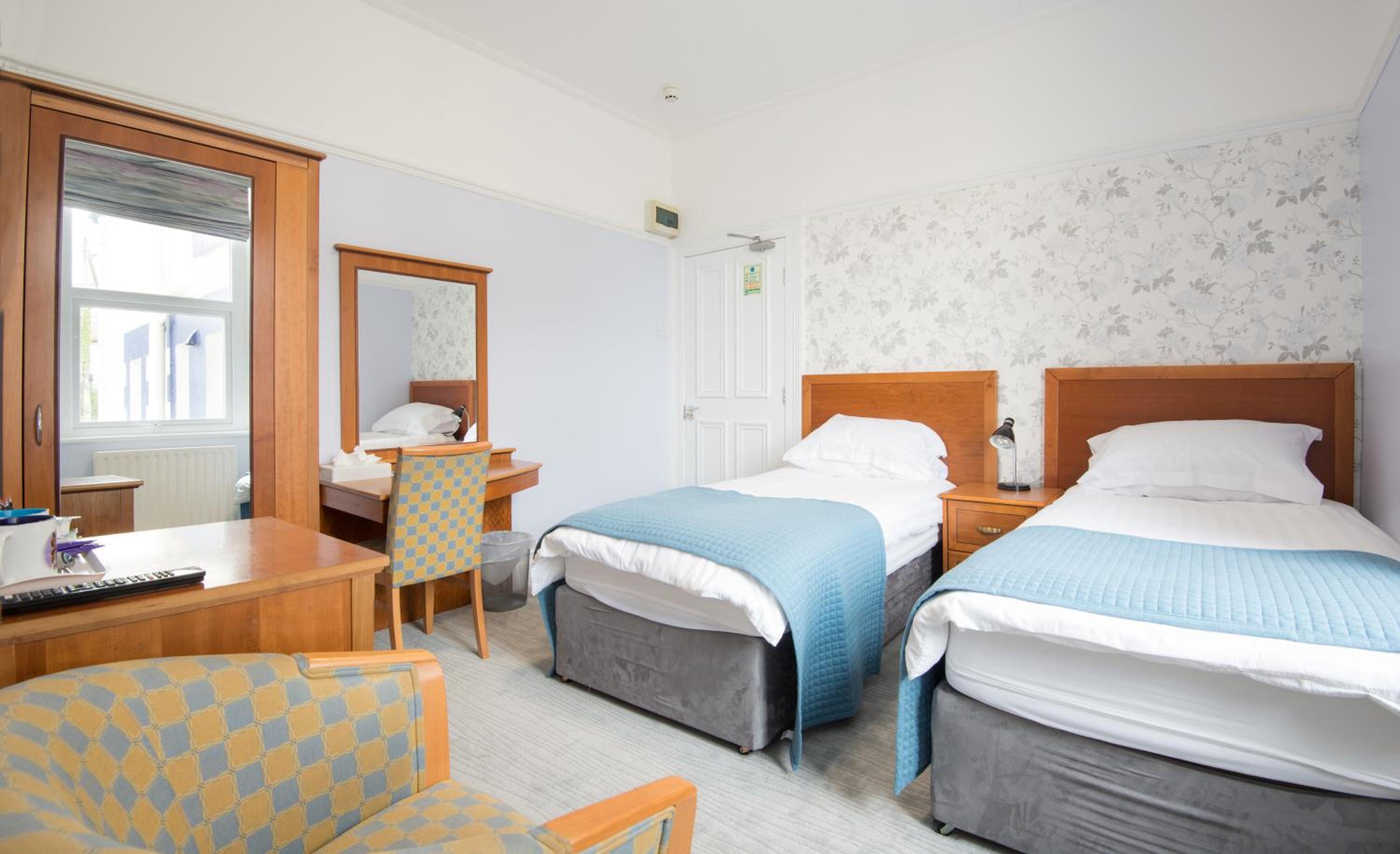 Standard Twin Room - Photo 3