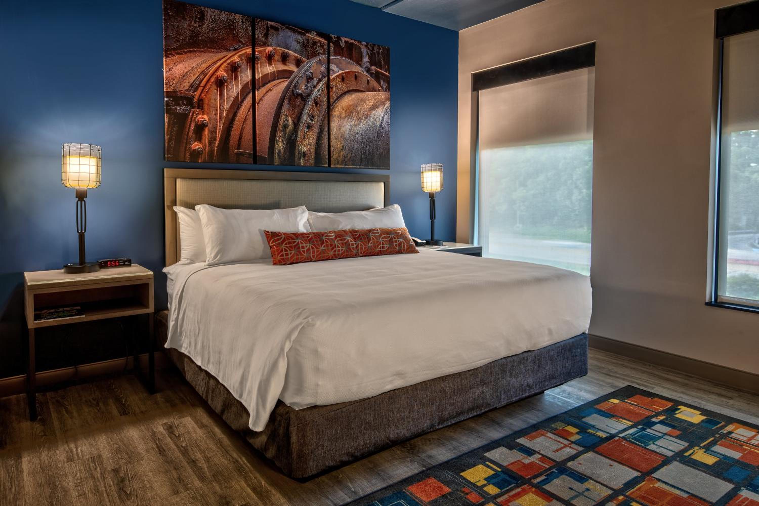 Standard King Room - Communications Accessible photo 3