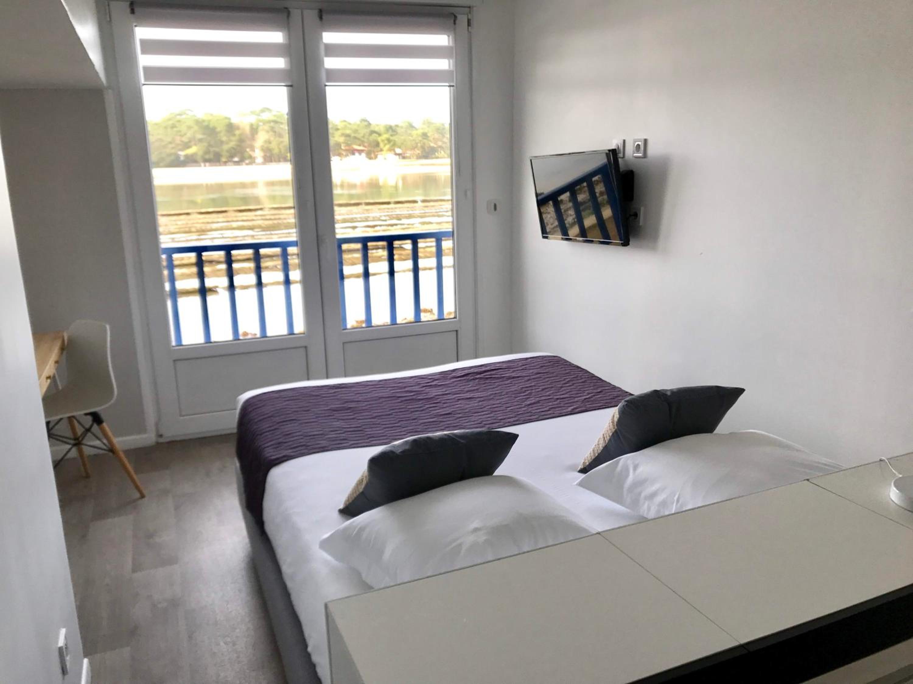 Premium Double Room With Lake View - Photo 11