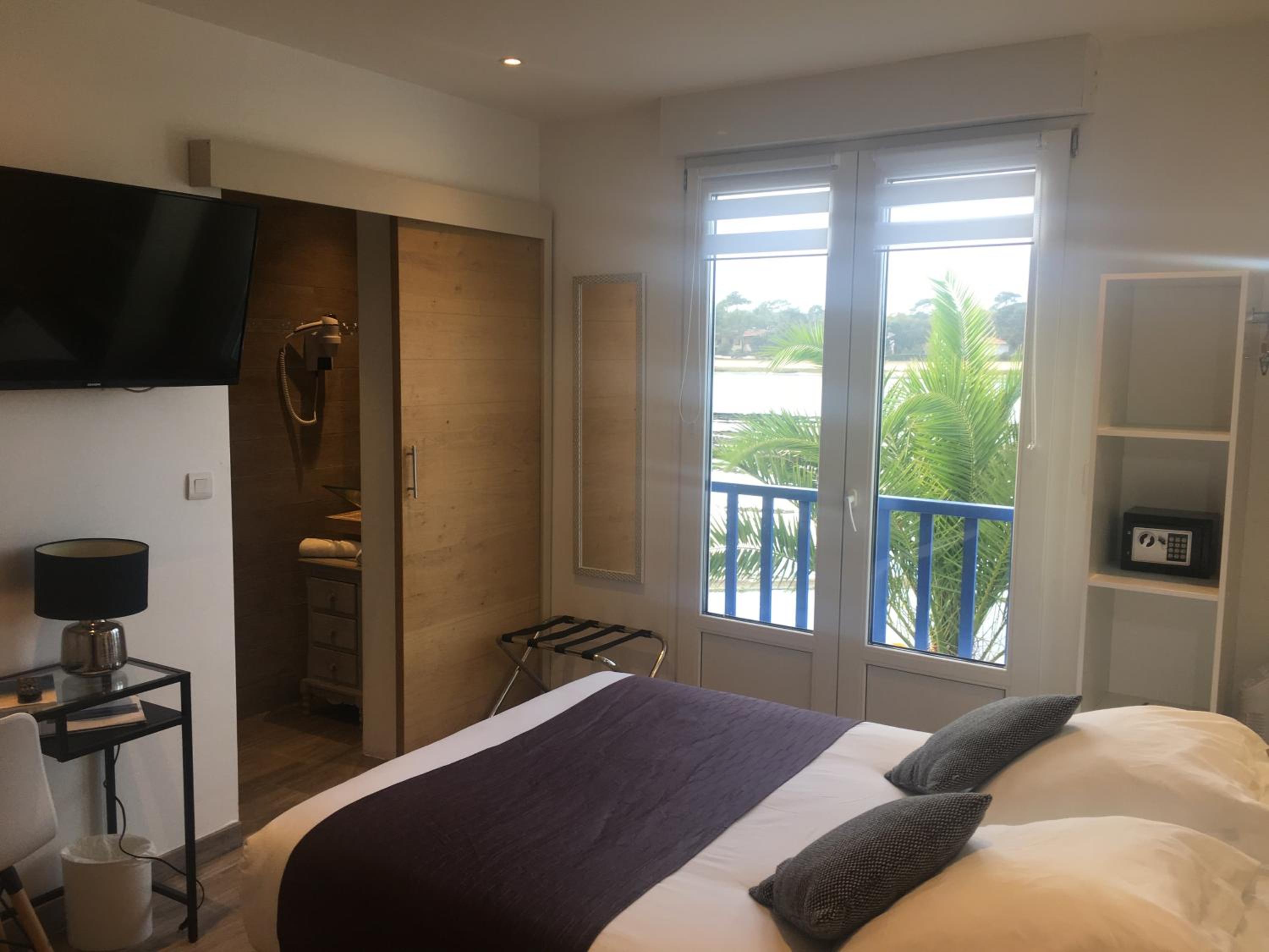 Premium Double Room With Lake View - Photo 6