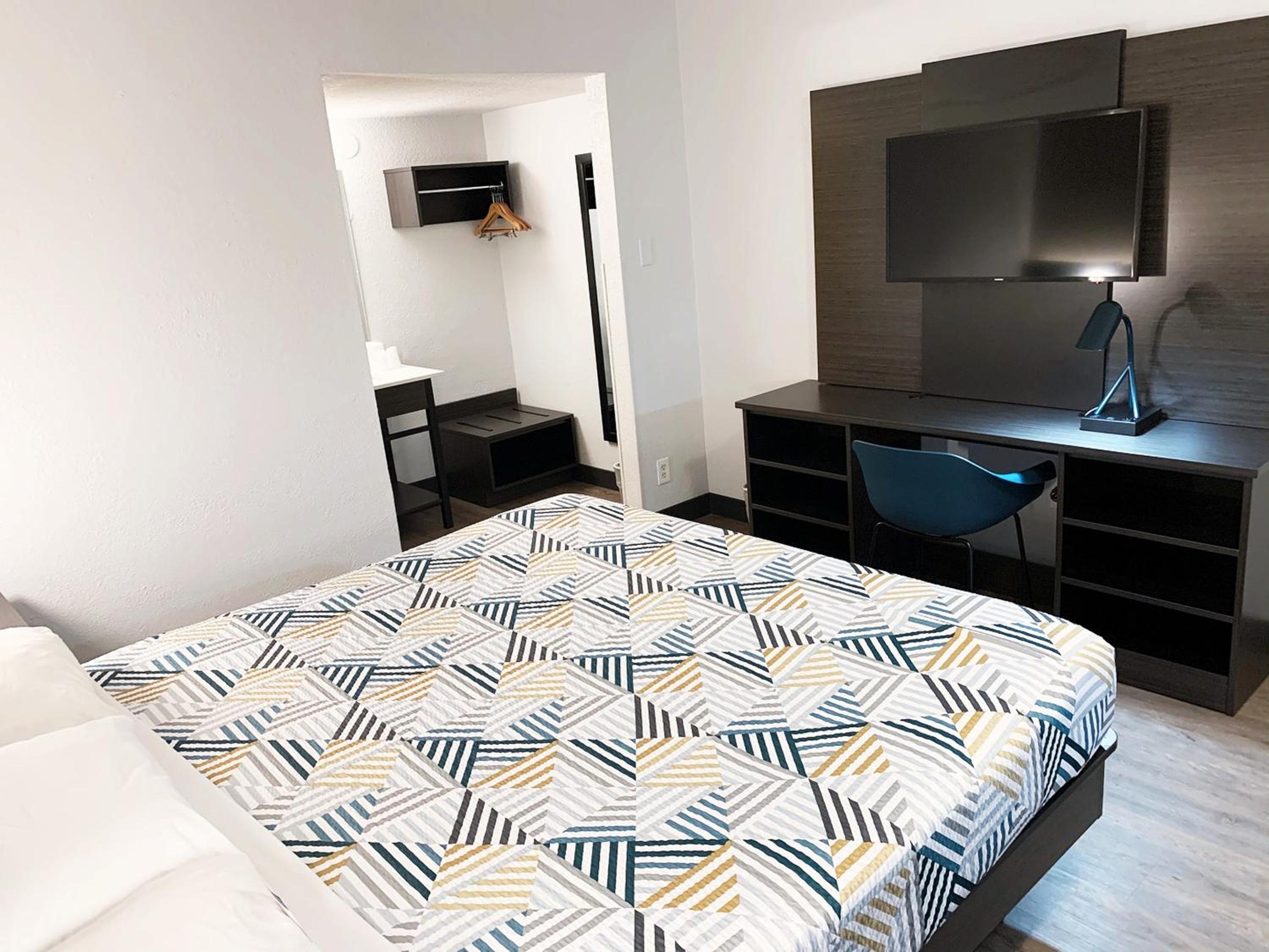 Deluxe King Room - Photo 7