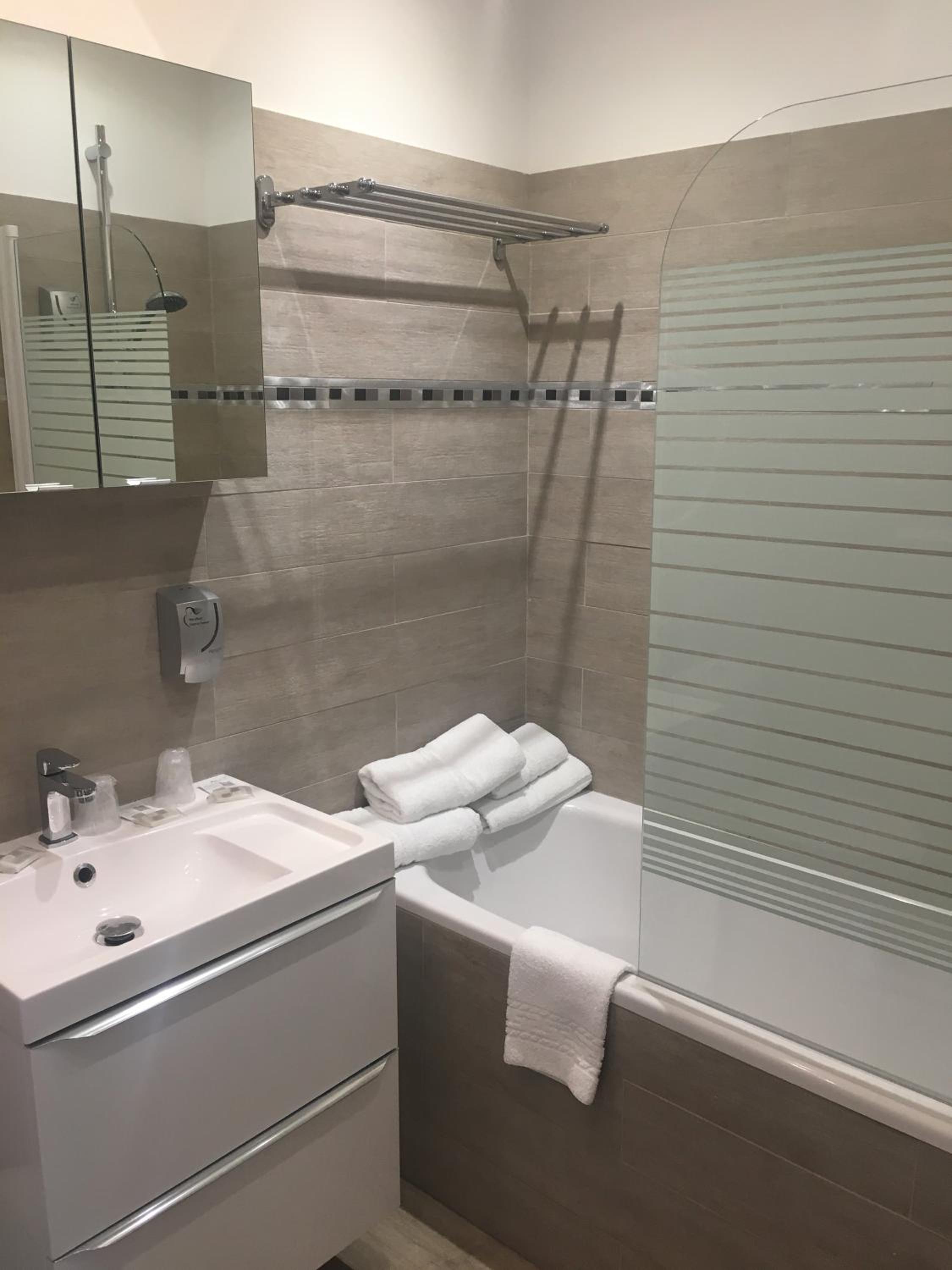 Standard Triple Room - Photo 7