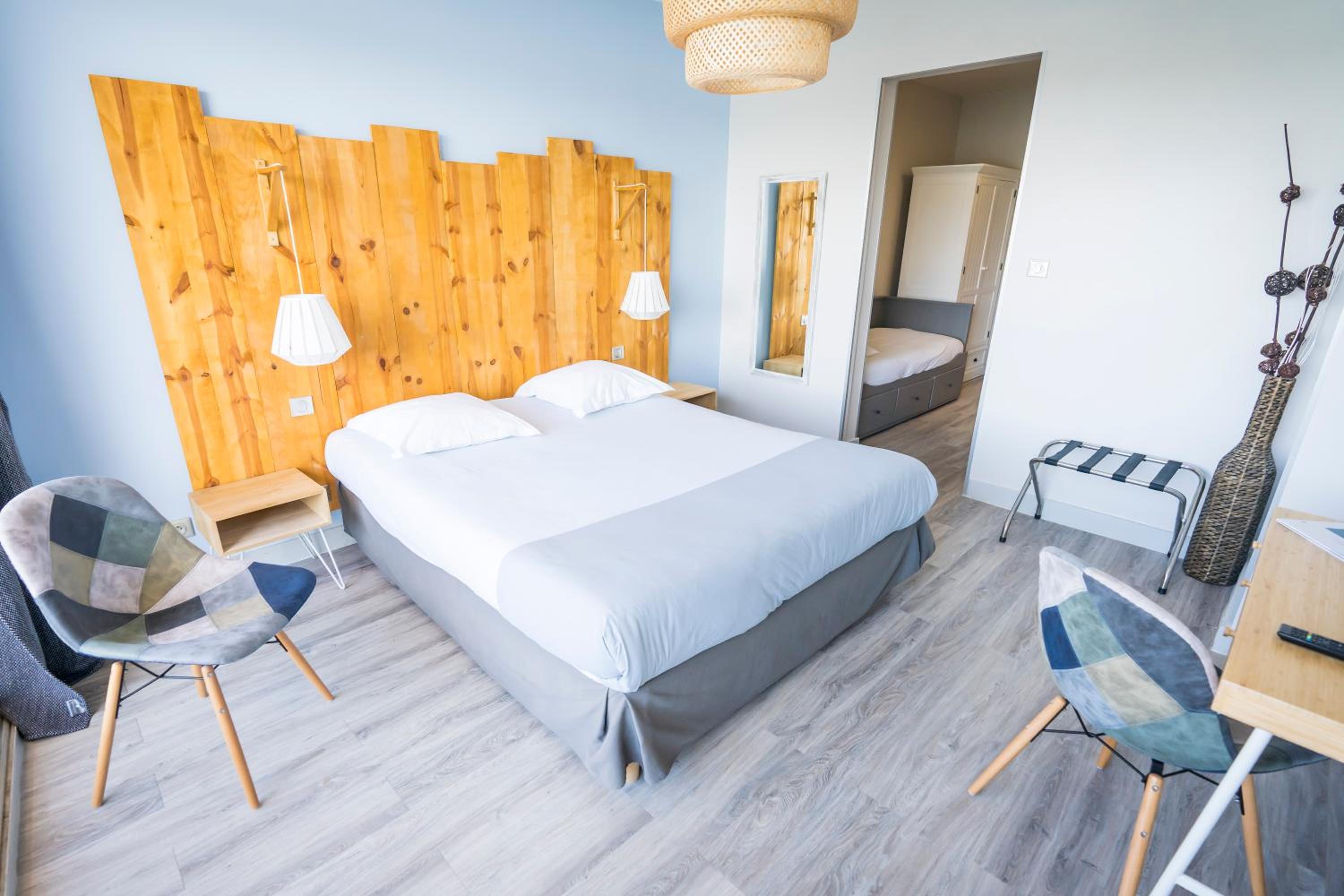 Superior Triple Room with Balcony and Lake View - Photo 8