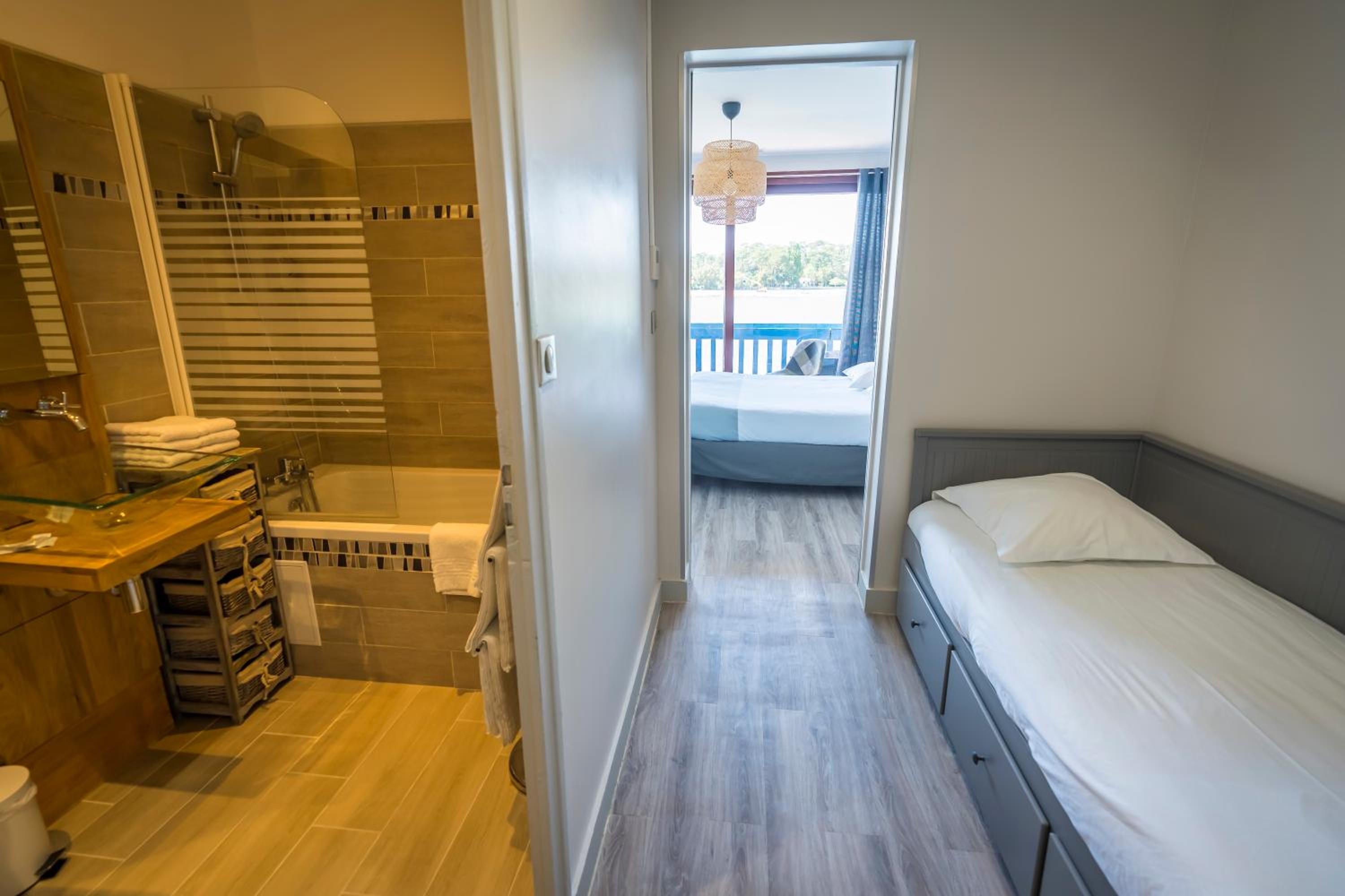 Superior Triple Room with Balcony and Lake View - Photo 7