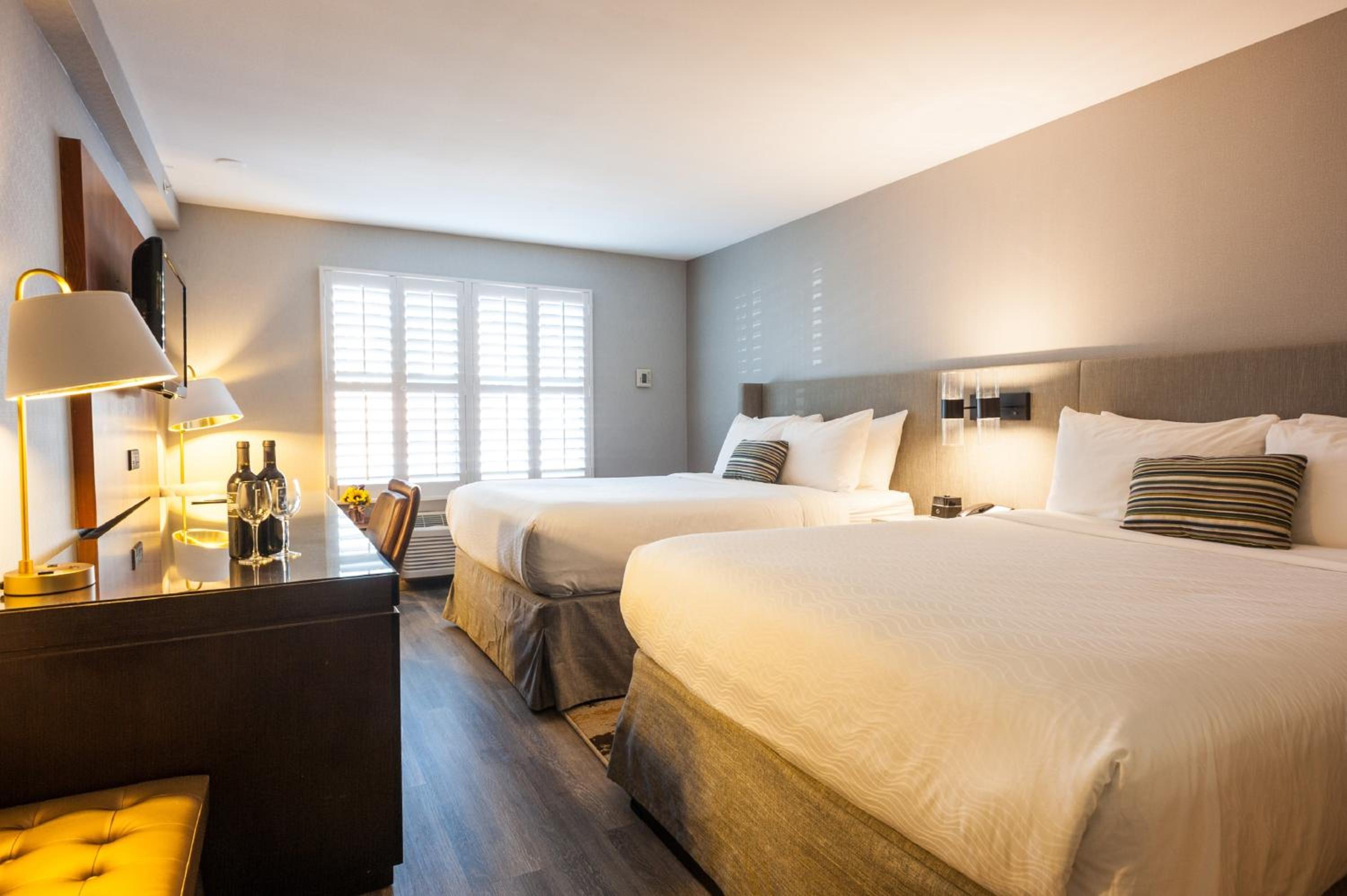 Standard Queen Room with Two Queen Beds - Photo 5