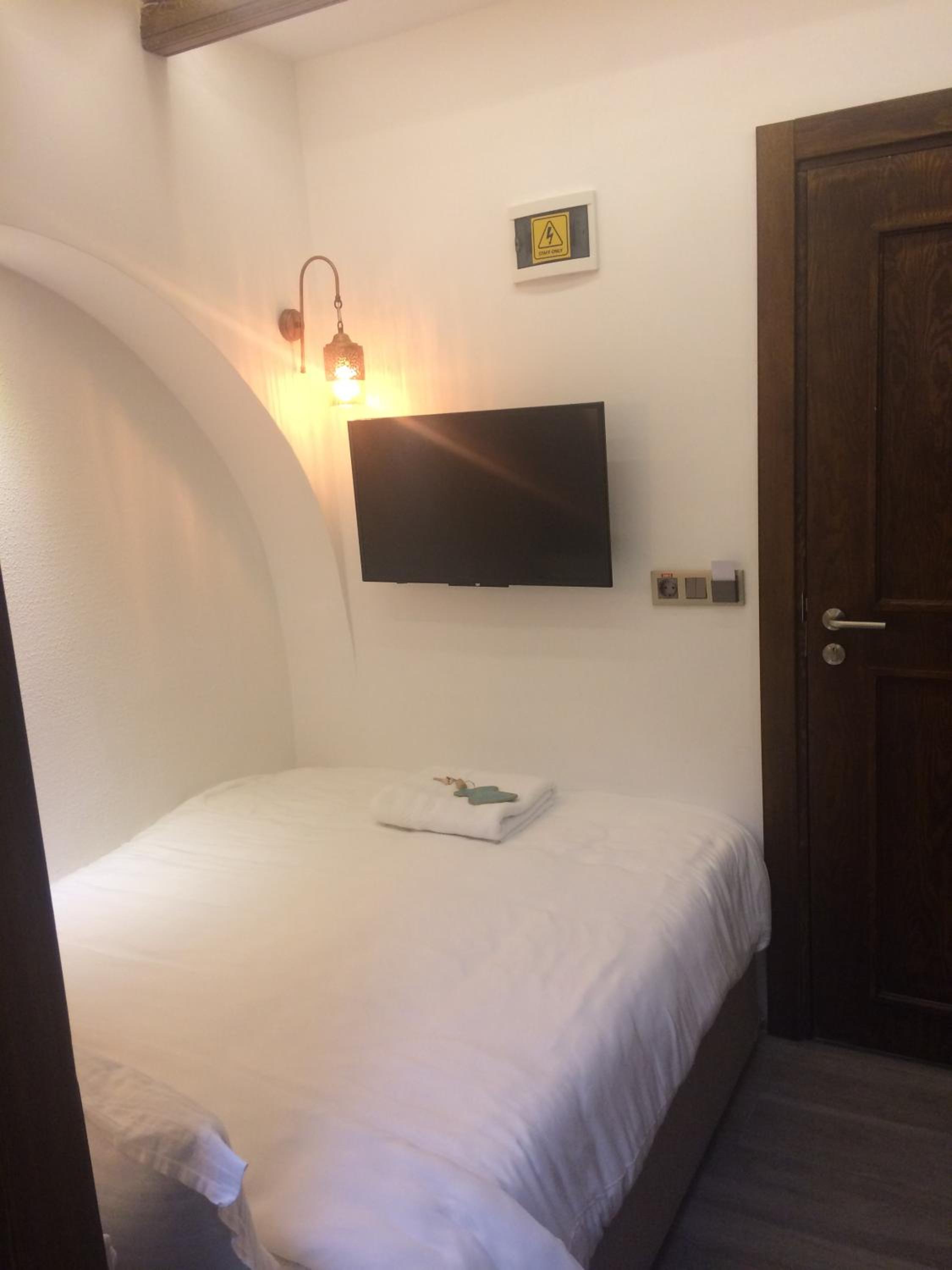 Budget Double Room - Photo 2