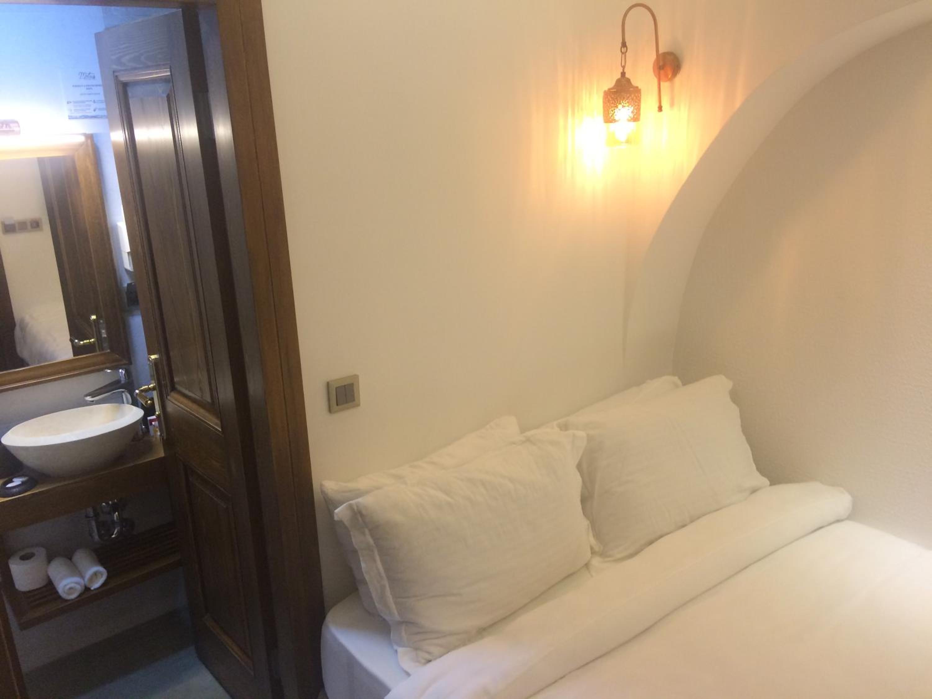 Budget Double Room - Photo 3