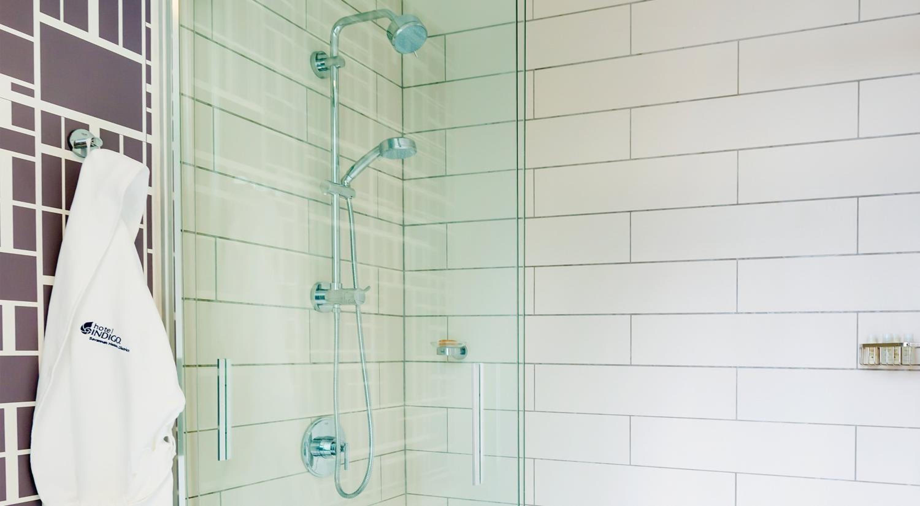 Standard Queen Room with Two Queen Beds and Transfer Shower - Mobility Access photo 3